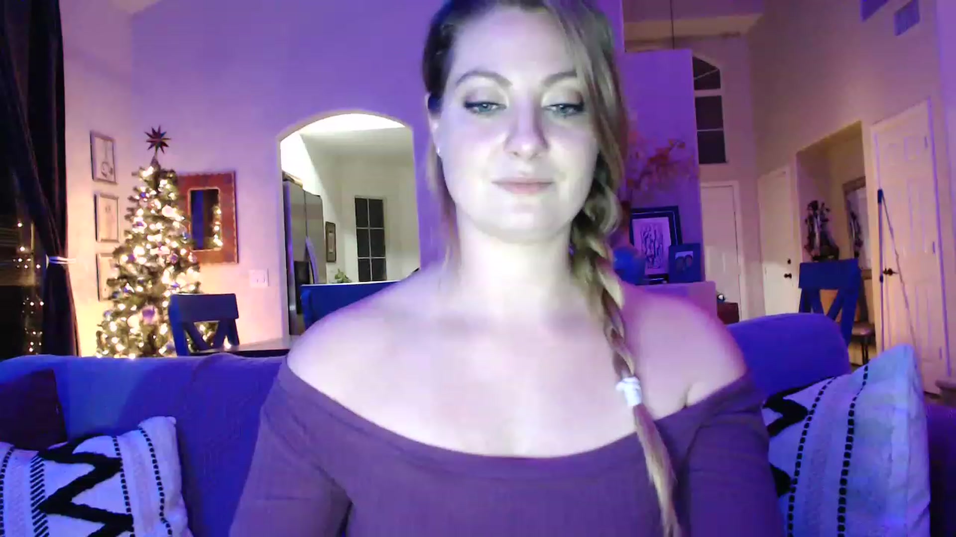 Gallery image thumbnail from VeronicaOMG's myfreecams stream on, 12/13/2022, 02:37 image 17 of 20