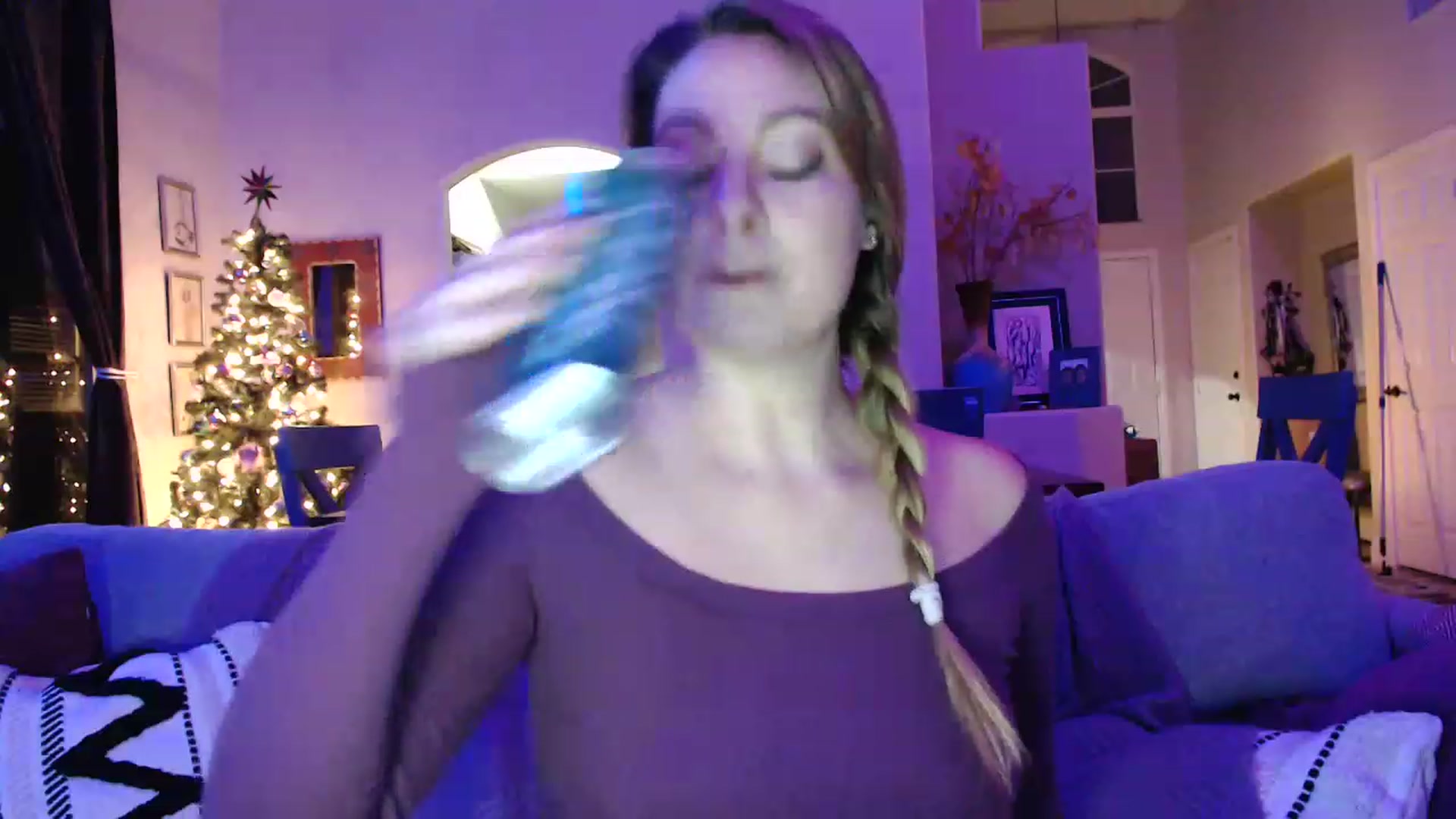 Gallery image thumbnail from VeronicaOMG's myfreecams stream on, 12/13/2022, 02:37 image 6 of 20