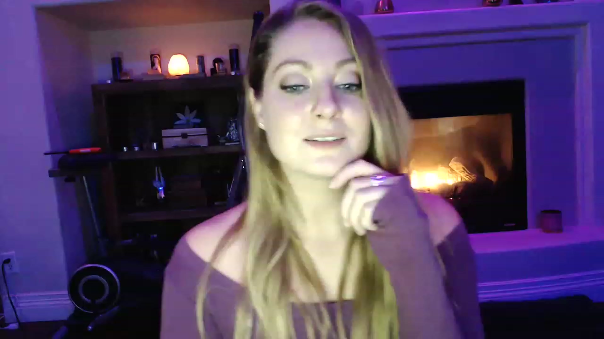Gallery image thumbnail from VeronicaOMG's myfreecams stream on, 12/13/2022, 03:54 image 1 of 20