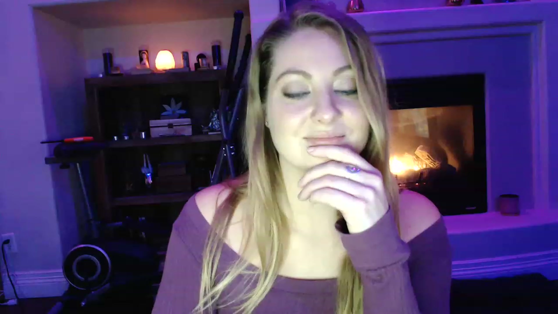 Gallery image thumbnail from VeronicaOMG's myfreecams stream on, 12/13/2022, 03:54 image 2 of 20