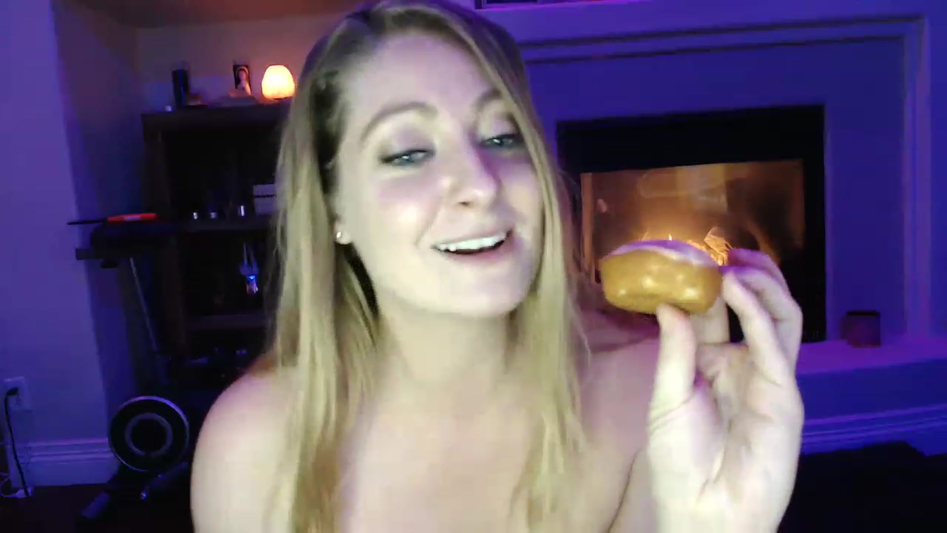 Gallery image thumbnail from VeronicaOMG's myfreecams stream on, 12/13/2022, 03:54 image 10 of 20