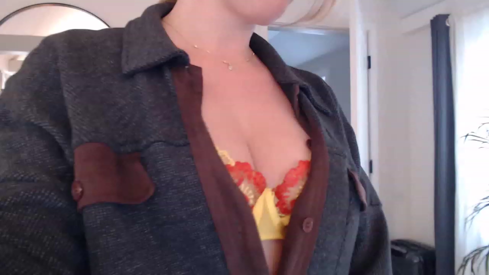 Gallery image thumbnail from VeronicaOMG's myfreecams stream on, 03/13/2023, 19:40 image 13 of 20
