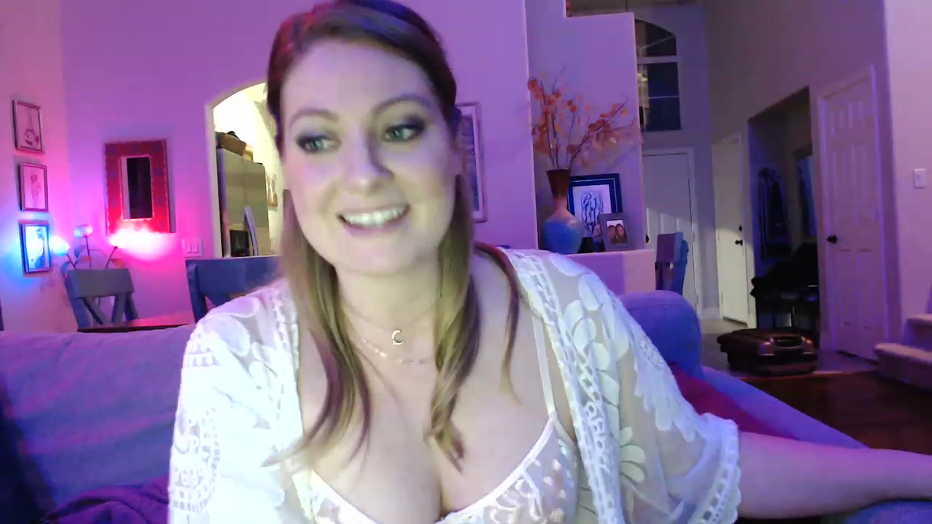 Gallery image thumbnail from VeronicaOMG's myfreecams stream on, 03/26/2023, 05:15 image 10 of 20