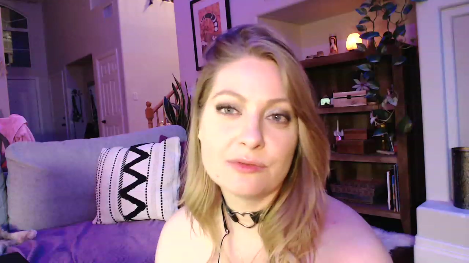 Gallery image thumbnail from VeronicaOMG's myfreecams stream on, 03/30/2023, 04:01 image 13 of 20