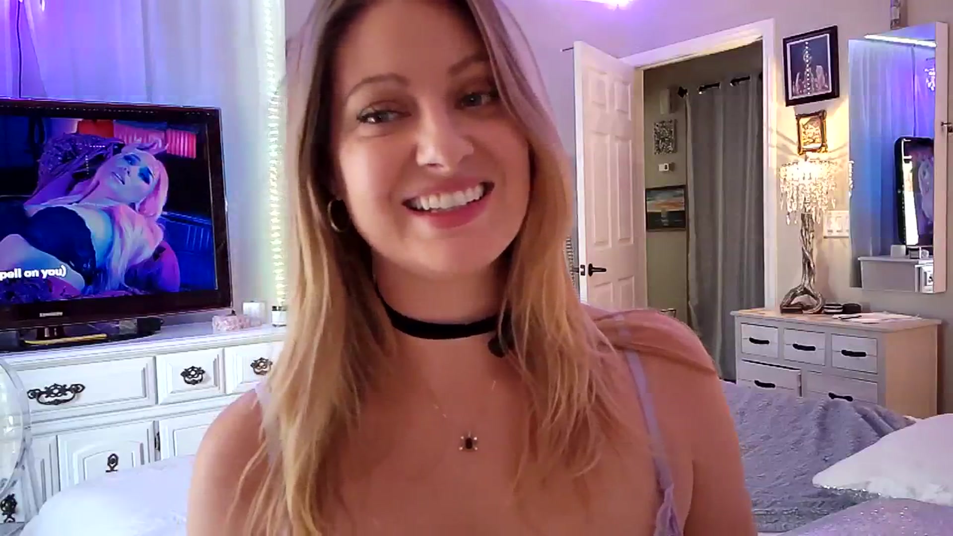 Gallery image thumbnail from VeronicaOMG's myfreecams stream on, 09/19/2023, 19:16 image 14 of 20