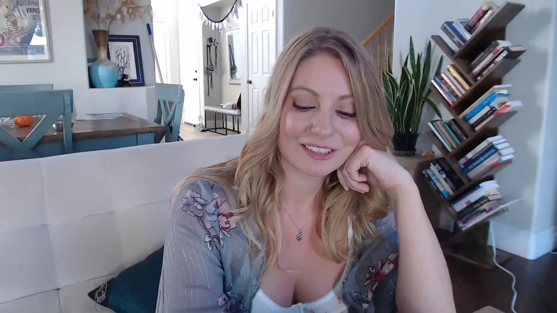 Gallery image thumbnail from VeronicaOMG's myfreecams stream on, 10/03/2023, 23:01 image 13 of 20