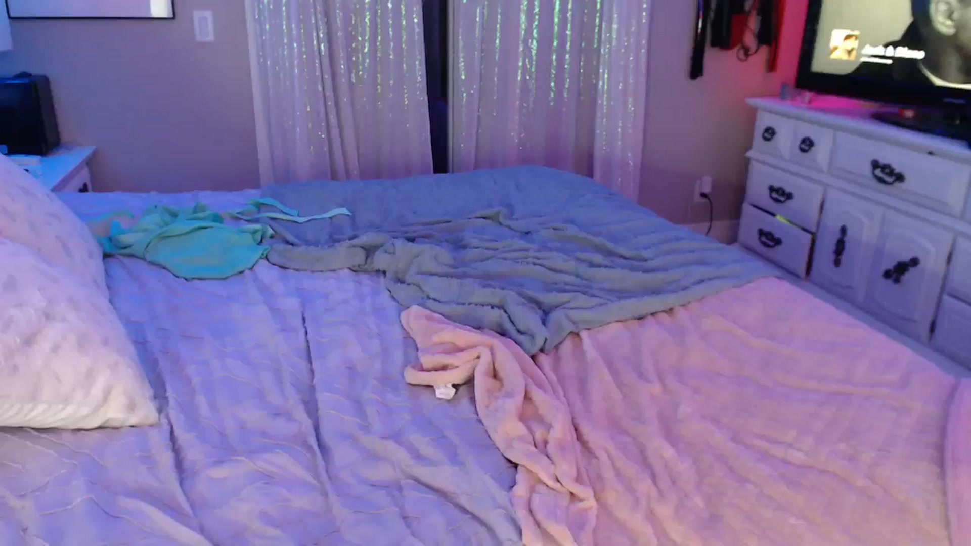 Gallery image thumbnail from VeronicaOMG's myfreecams stream on, 11/16/2023, 02:27 image 3 of 20