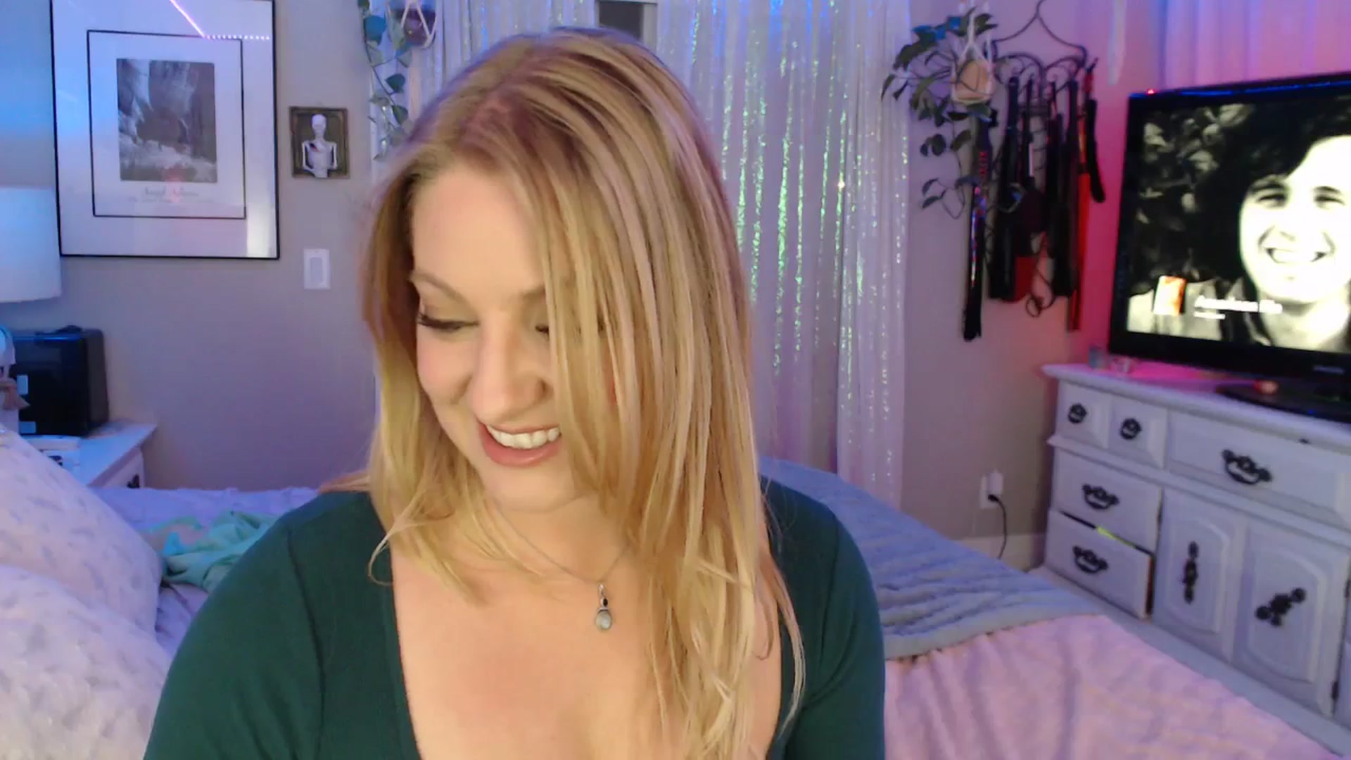 Gallery image thumbnail from VeronicaOMG's myfreecams stream on, 11/16/2023, 02:27 image 10 of 20