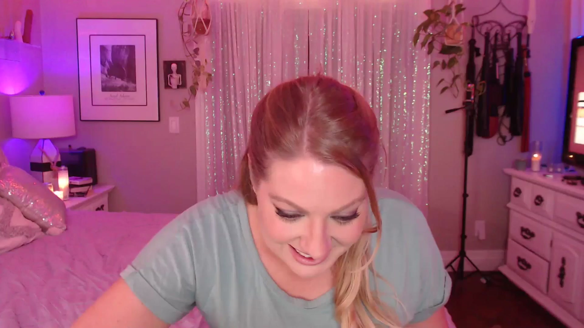 Gallery image thumbnail from VeronicaOMG's myfreecams stream on, 12/06/2023, 04:01 image 10 of 20