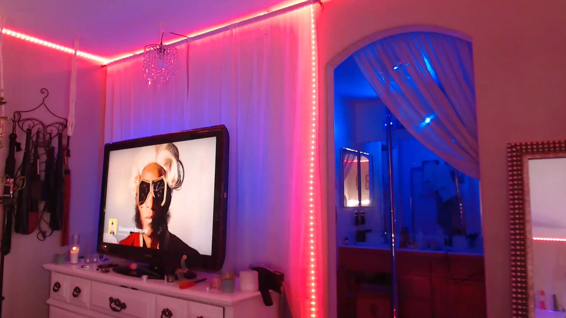 Gallery image thumbnail from VeronicaOMG's myfreecams stream on, 12/06/2023, 04:01 image 15 of 20