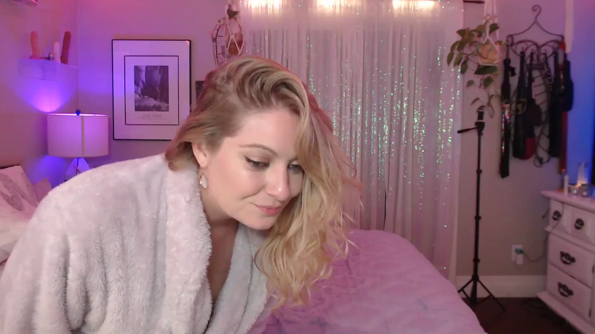 Gallery image thumbnail from VeronicaOMG's myfreecams stream on, 12/10/2023, 09:47 image 3 of 20