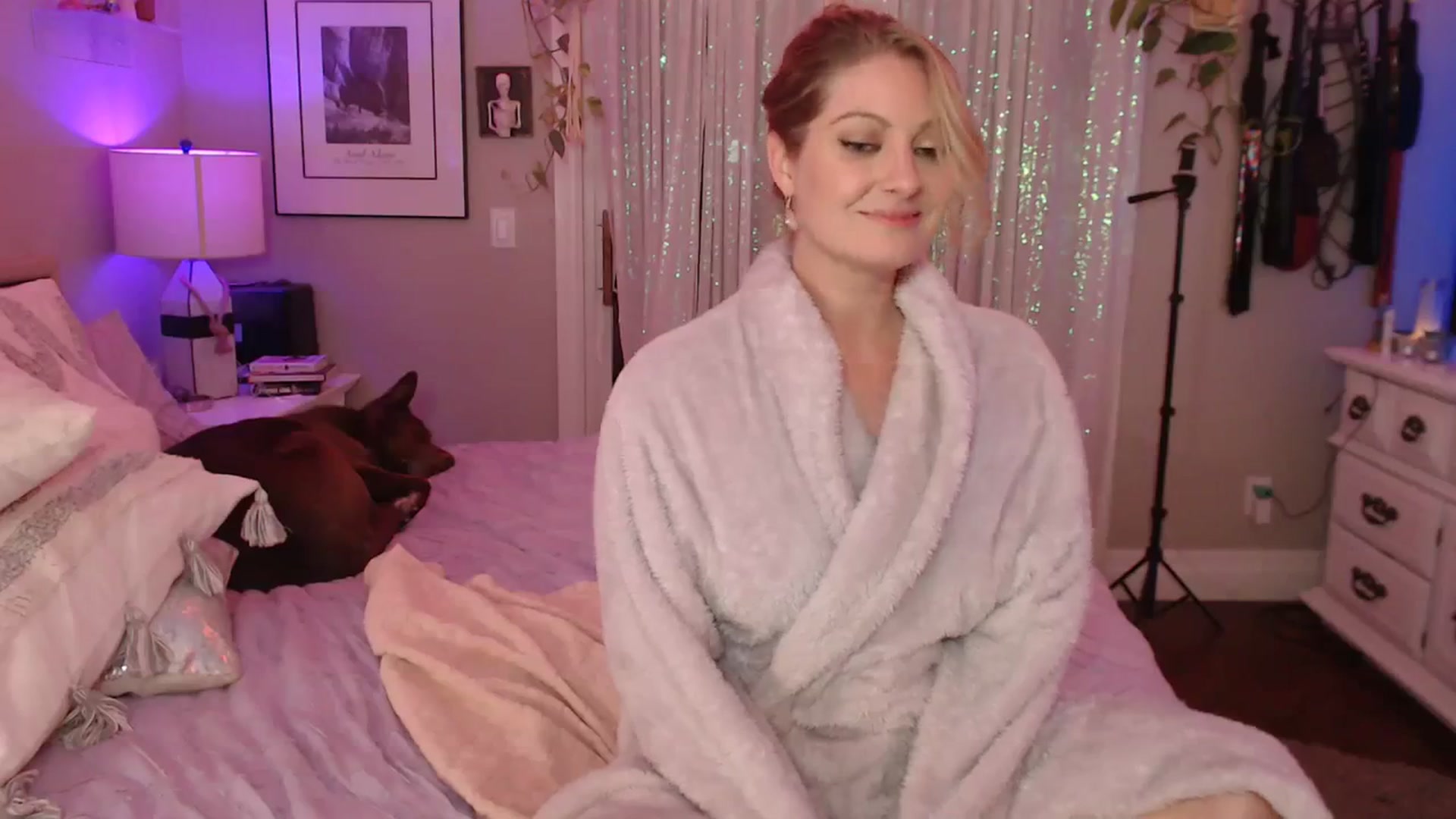 Gallery image thumbnail from VeronicaOMG's myfreecams stream on, 12/10/2023, 09:47 image 15 of 20