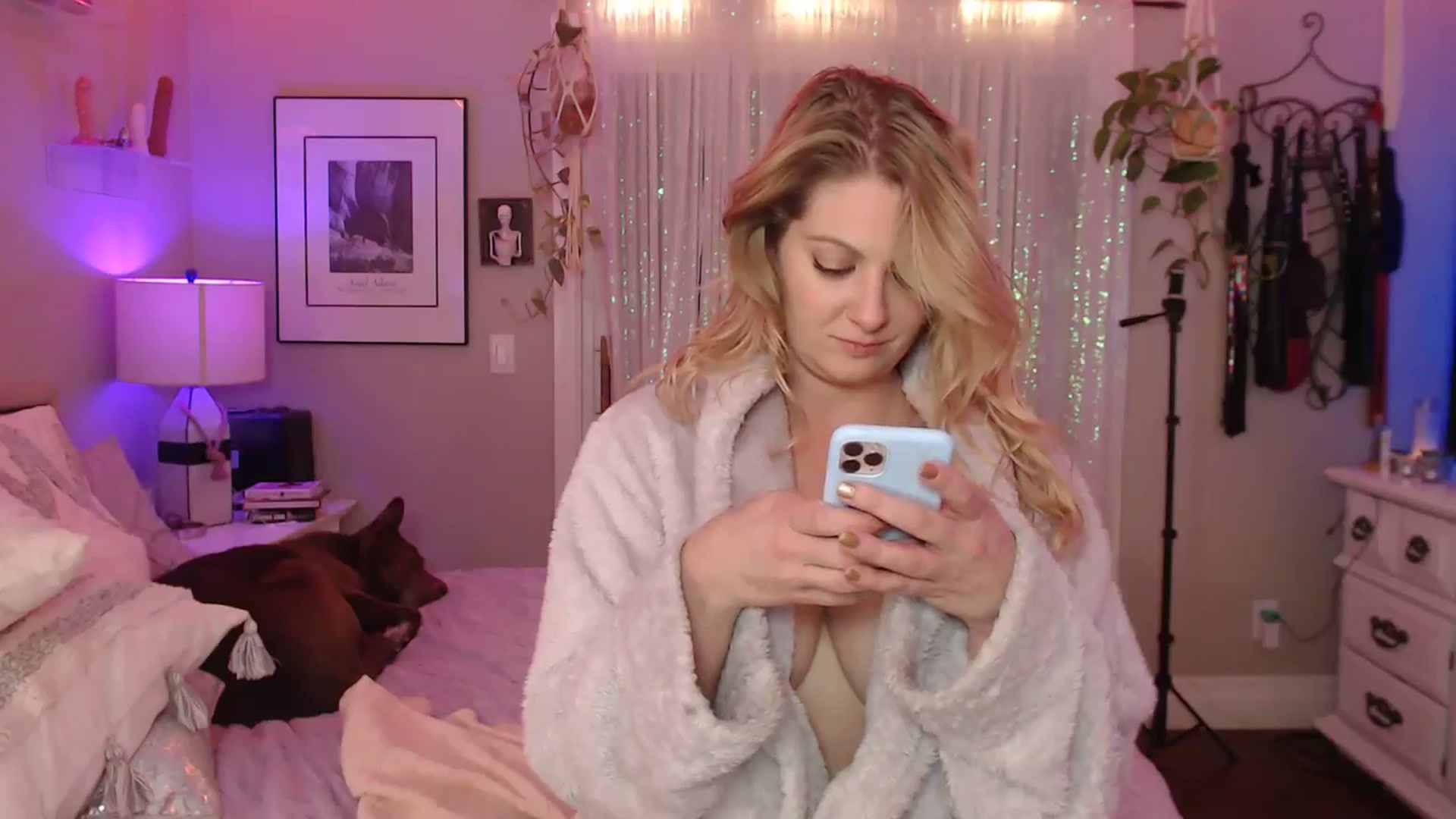 Gallery image thumbnail from VeronicaOMG's myfreecams stream on, 12/10/2023, 09:47 image 6 of 20