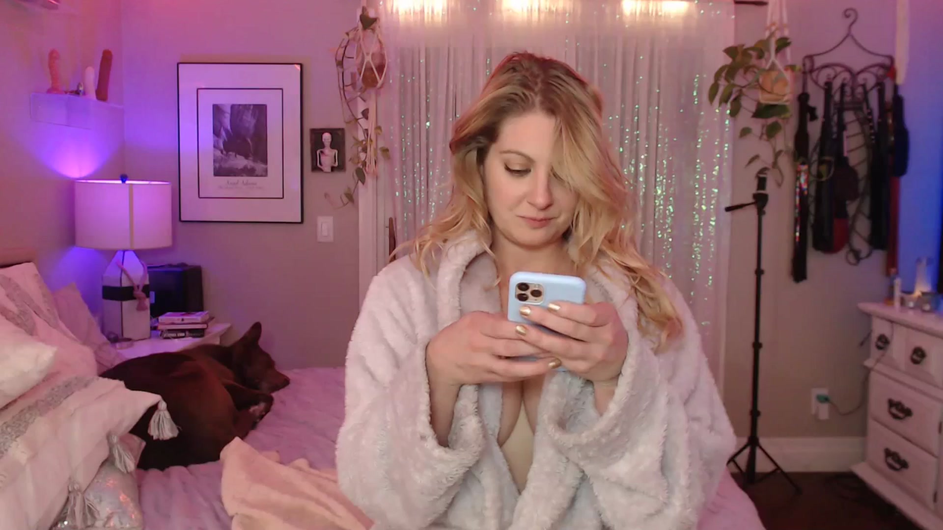 Gallery image thumbnail from VeronicaOMG's myfreecams stream on, 12/10/2023, 09:47 image 7 of 20