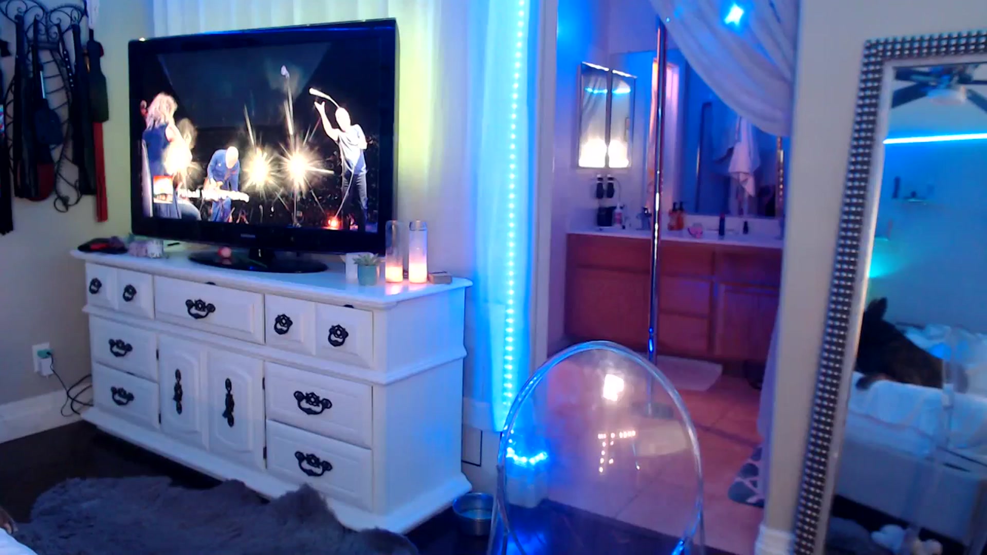 Gallery image thumbnail from VeronicaOMG's myfreecams stream on, 12/13/2023, 05:32 image 17 of 20
