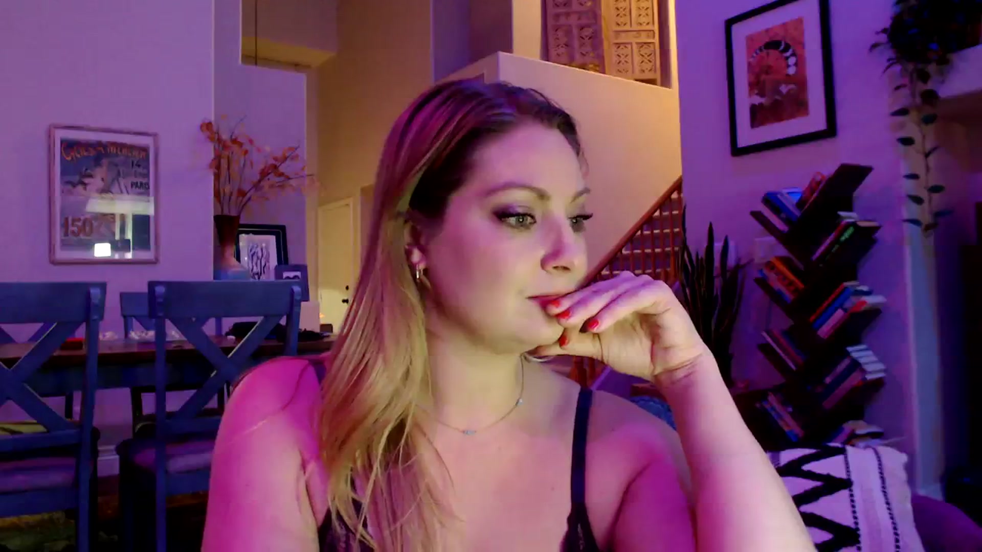 Gallery image thumbnail from VeronicaOMG's myfreecams stream on, 02/07/2024, 03:56 image 18 of 20
