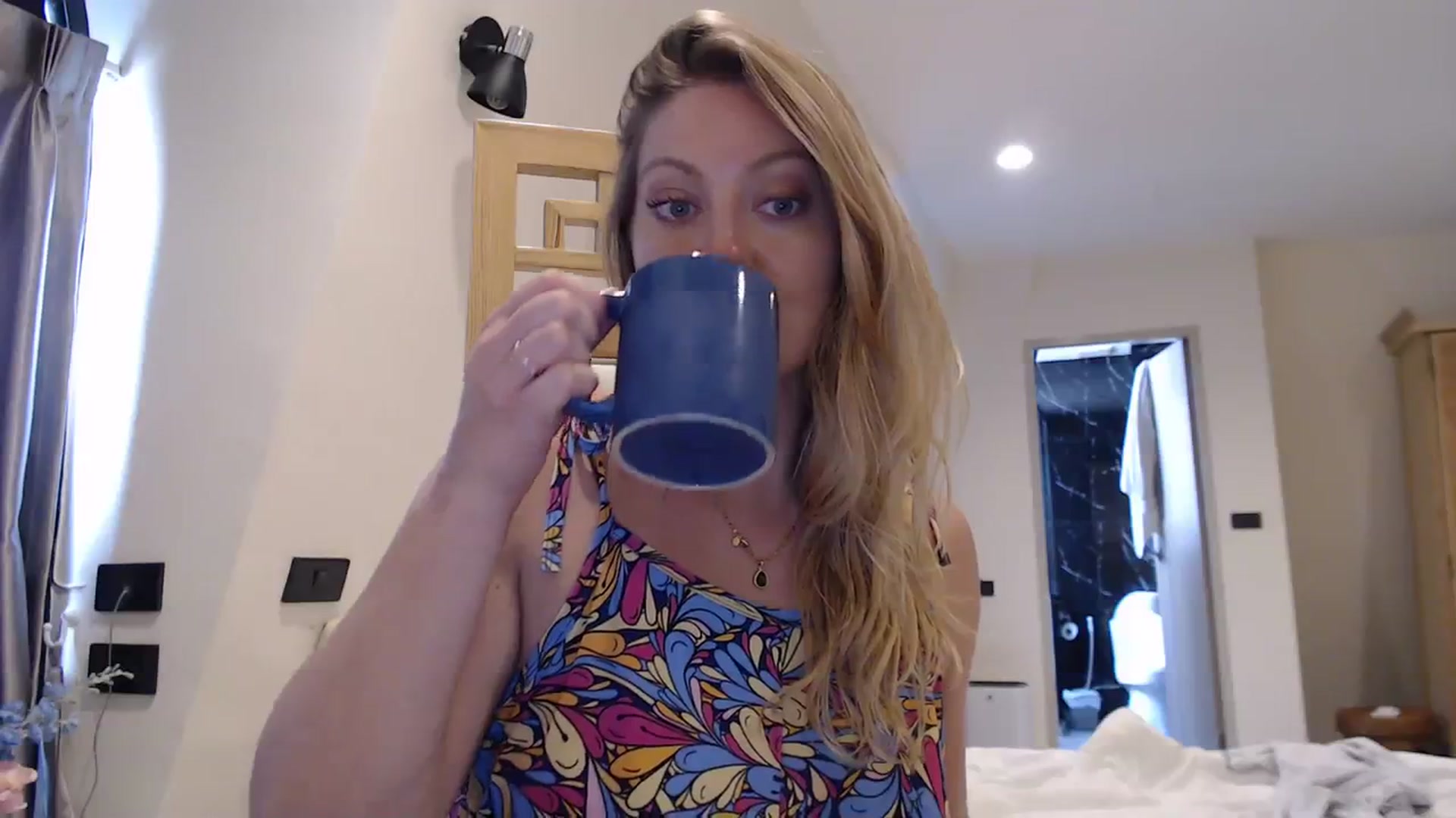 Gallery image thumbnail from VeronicaOMG's myfreecams stream on, 02/27/2024, 03:45 image 2 of 20