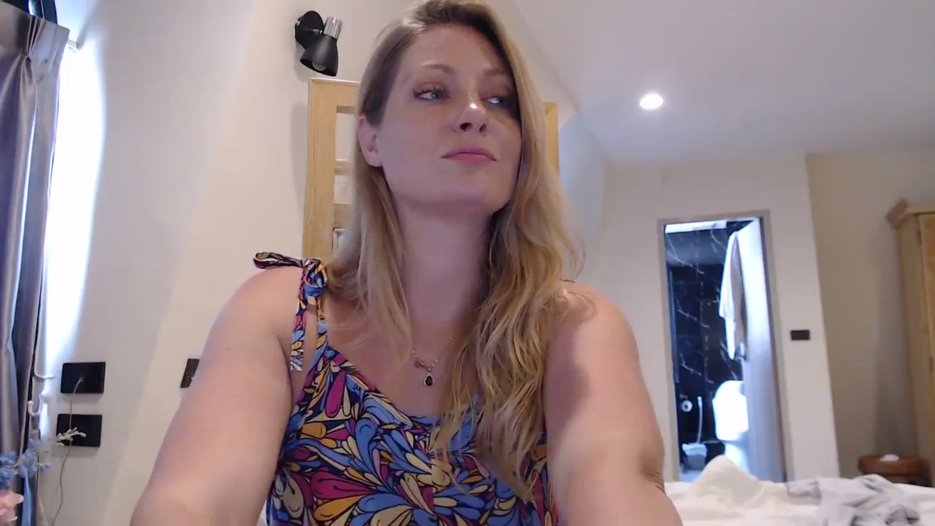Gallery image thumbnail from VeronicaOMG's myfreecams stream on, 02/27/2024, 03:45 image 5 of 20