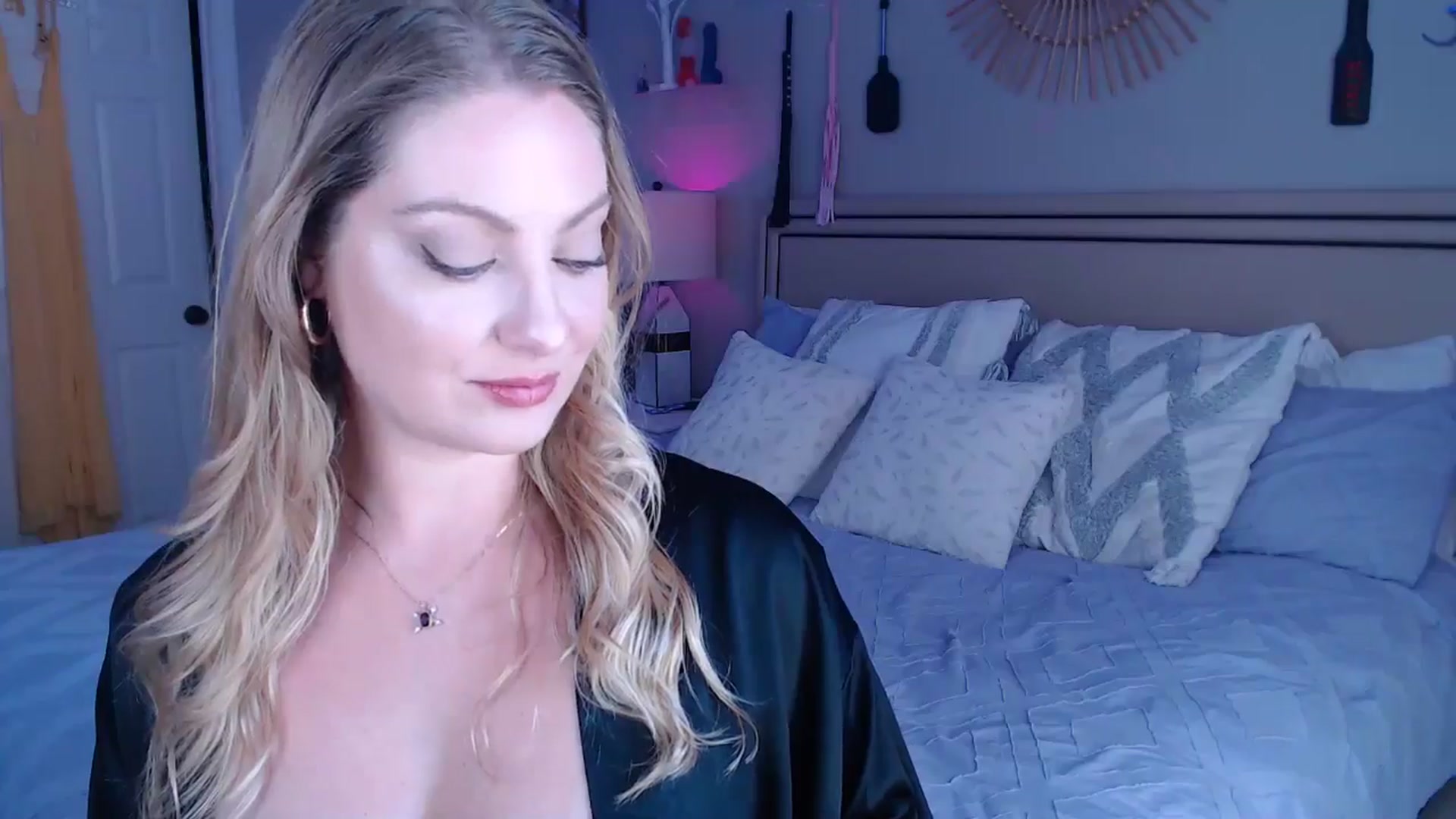 Gallery image thumbnail from VeronicaOMG's myfreecams stream on, 05/14/2024, 20:25 image 12 of 20
