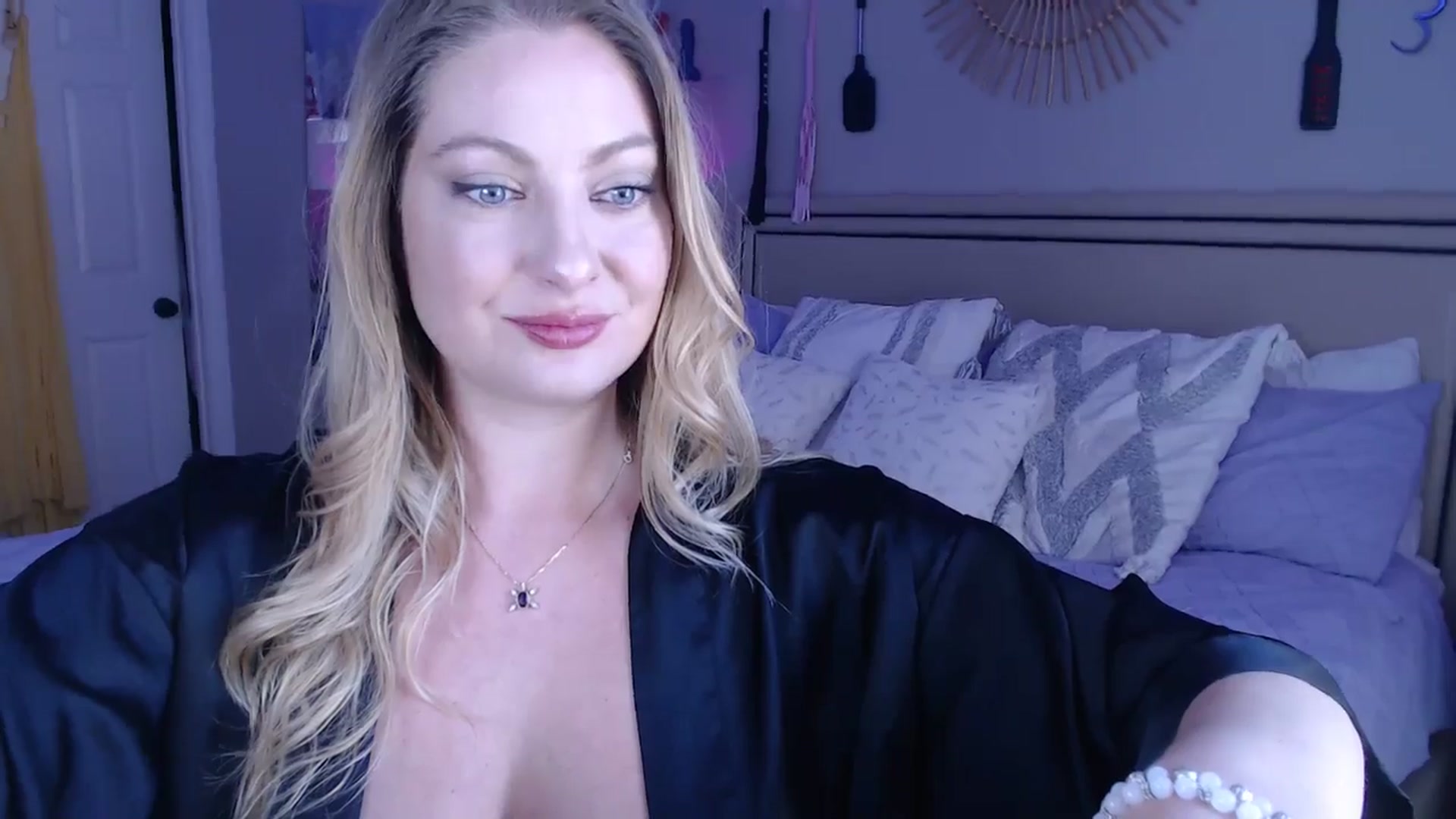 Gallery image thumbnail from VeronicaOMG's myfreecams stream on, 05/14/2024, 20:25 image 14 of 20