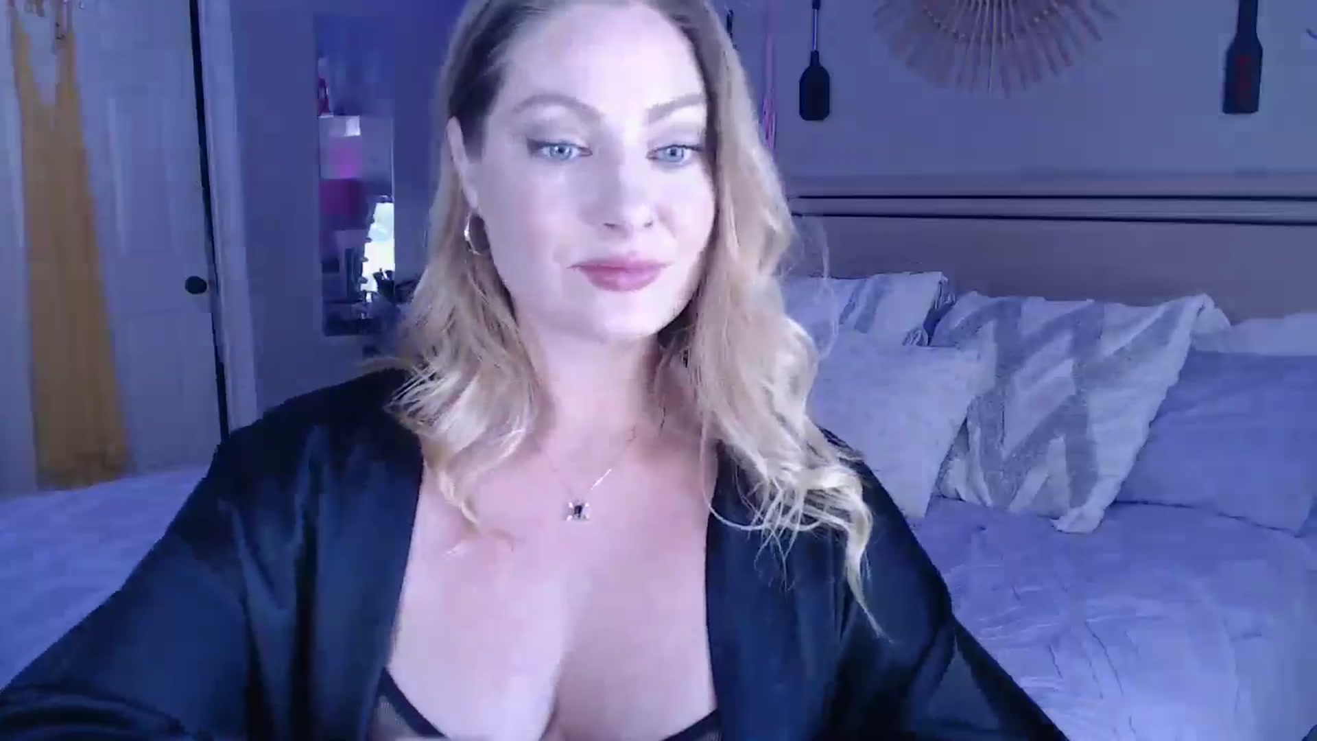 Gallery image thumbnail from VeronicaOMG's myfreecams stream on, 05/14/2024, 20:25 image 7 of 20