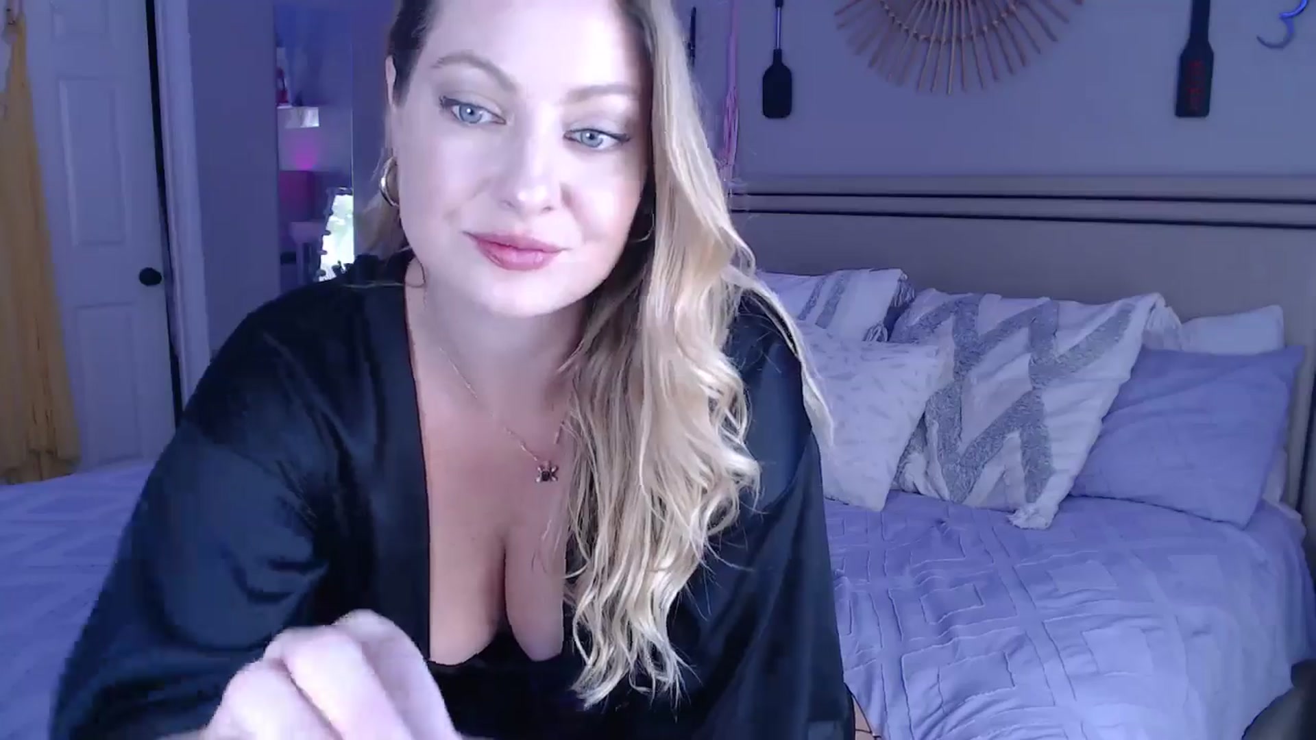 Gallery image thumbnail from VeronicaOMG's myfreecams stream on, 05/14/2024, 20:25 image 17 of 20