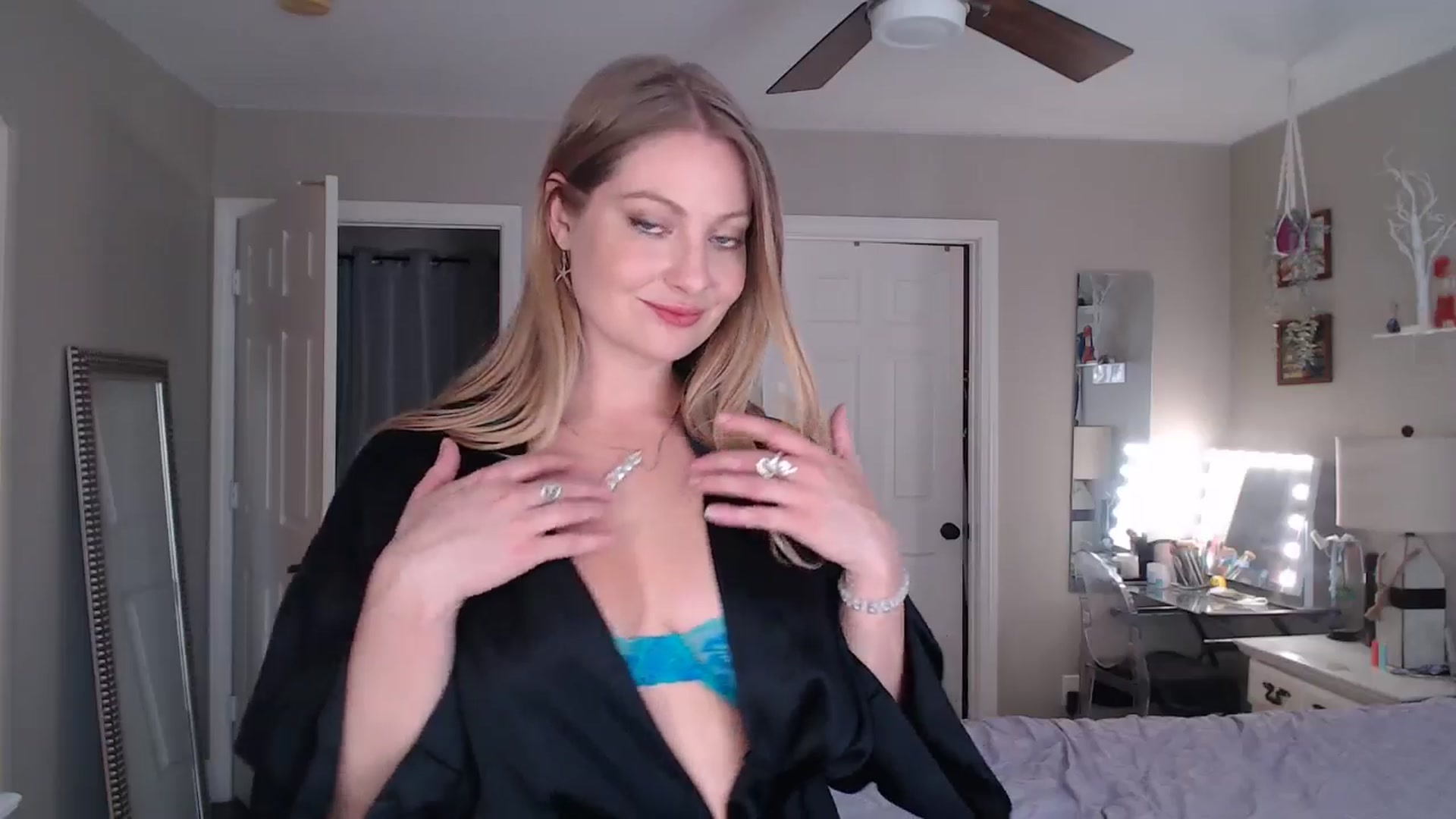 Gallery image thumbnail from VeronicaOMG's myfreecams stream on, 05/19/2024, 20:11 image 4 of 20