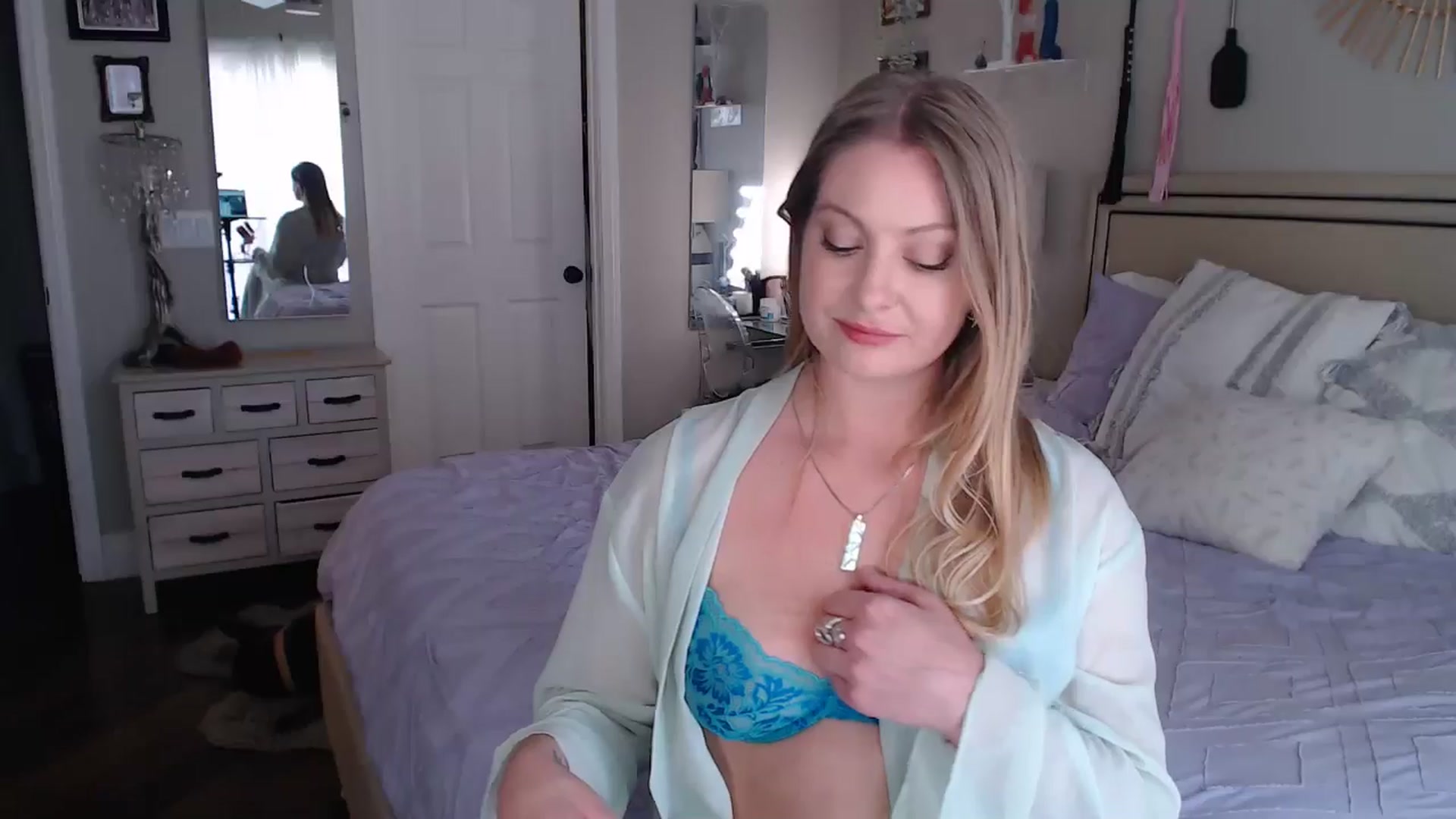 Gallery image thumbnail from VeronicaOMG's myfreecams stream on, 05/19/2024, 20:11 image 15 of 20