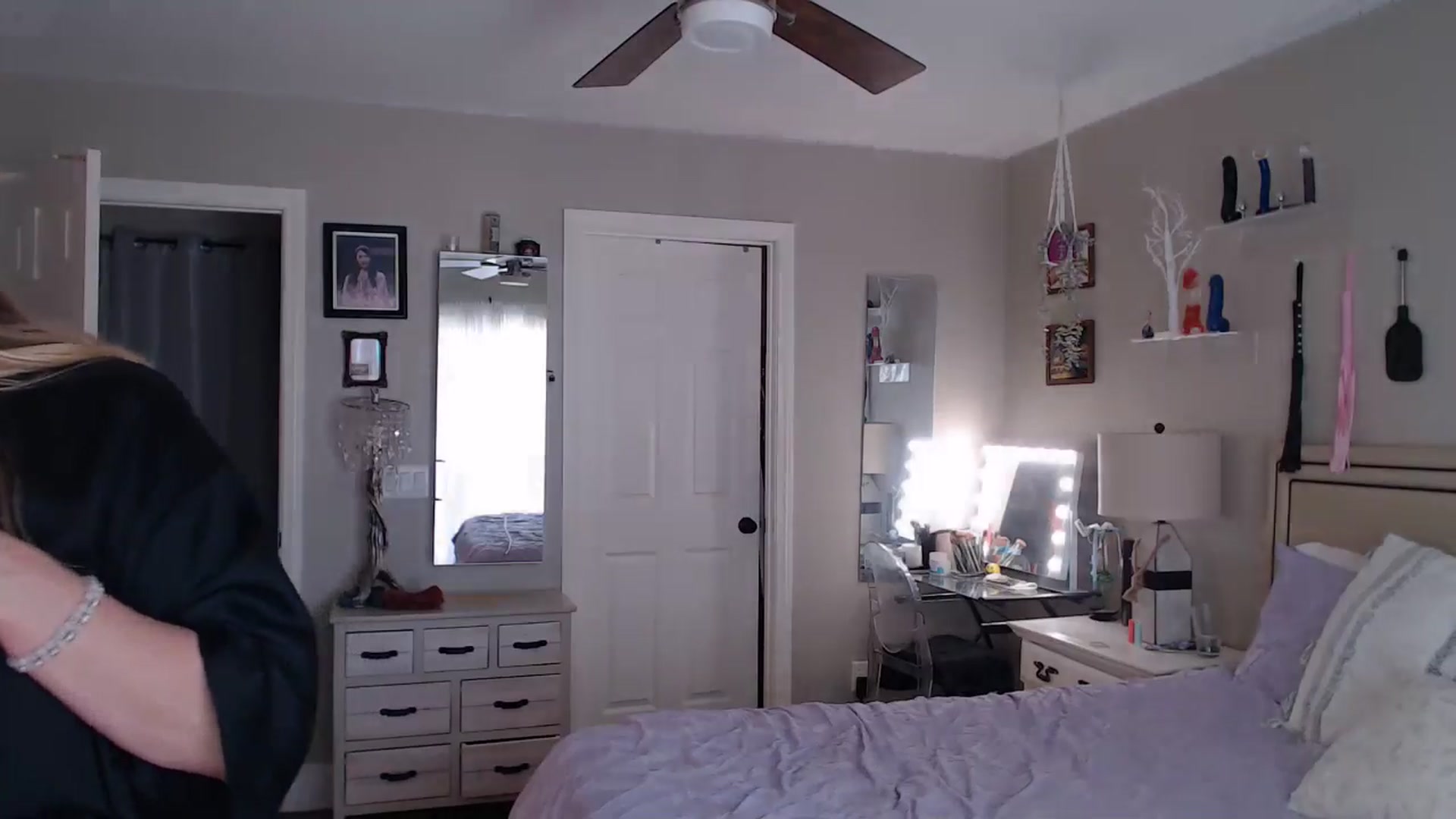 Gallery image thumbnail from VeronicaOMG's myfreecams stream on, 05/19/2024, 20:11 image 3 of 20