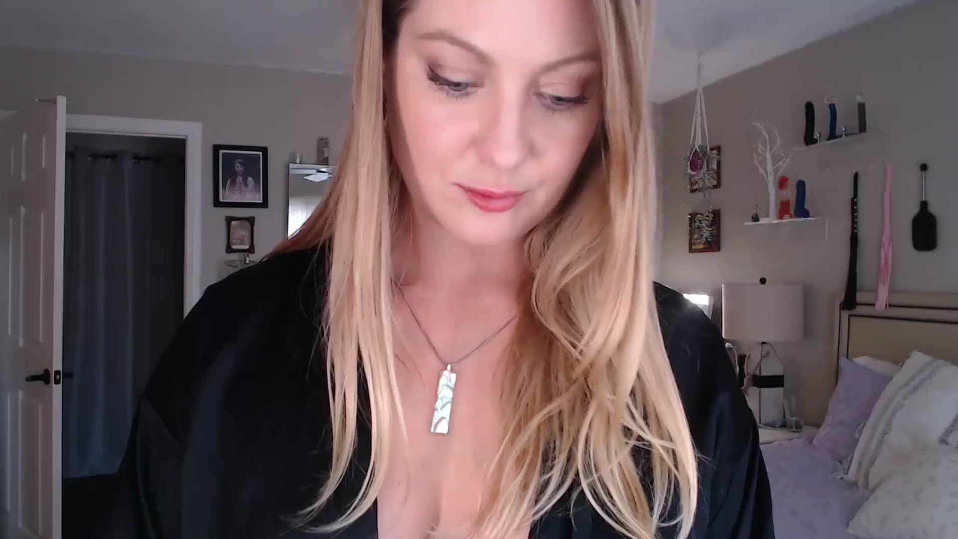 Gallery image thumbnail from VeronicaOMG's myfreecams stream on, 05/19/2024, 20:11 image 1 of 20