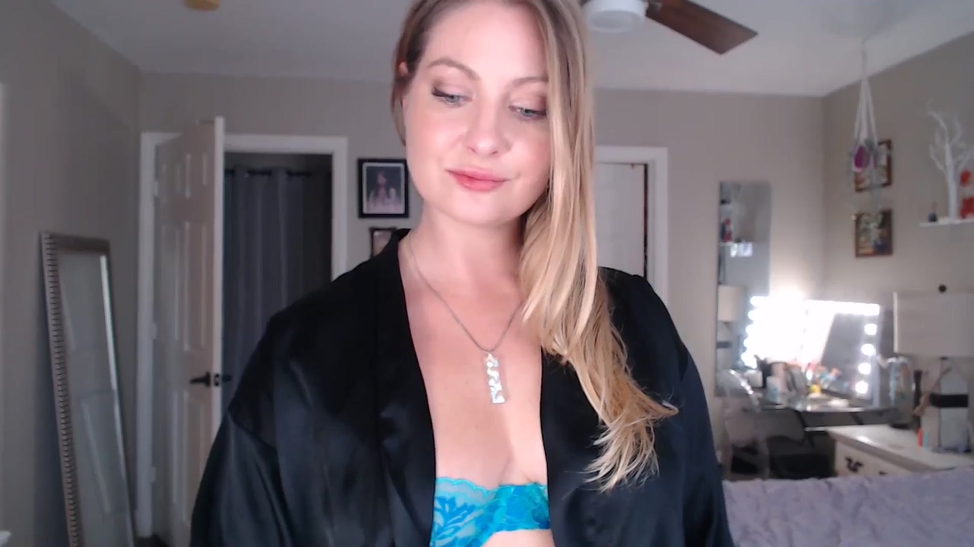 Gallery image thumbnail from VeronicaOMG's myfreecams stream on, 05/19/2024, 20:11 image 6 of 20
