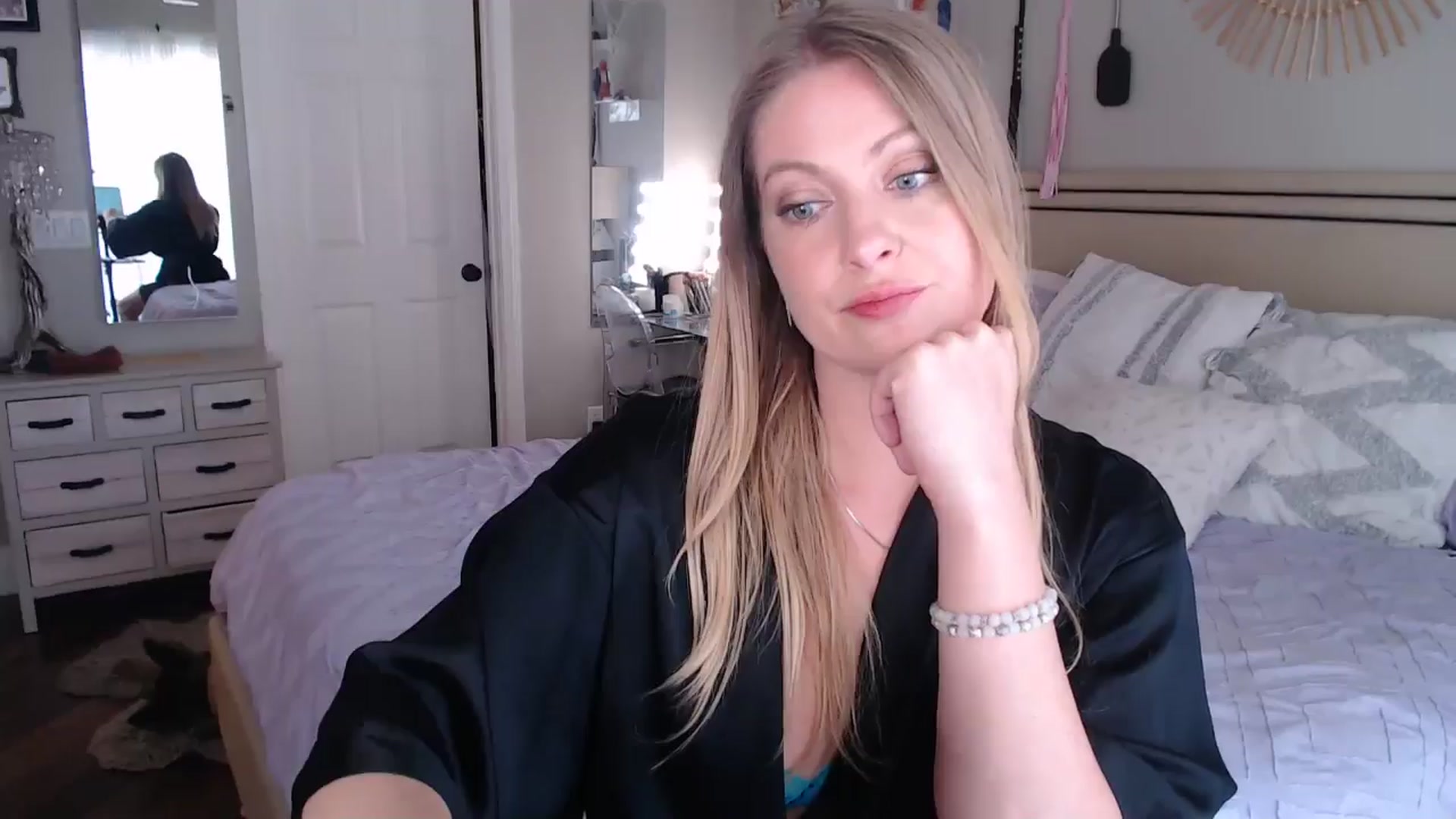 Gallery image thumbnail from VeronicaOMG's myfreecams stream on, 05/19/2024, 20:11 image 17 of 20