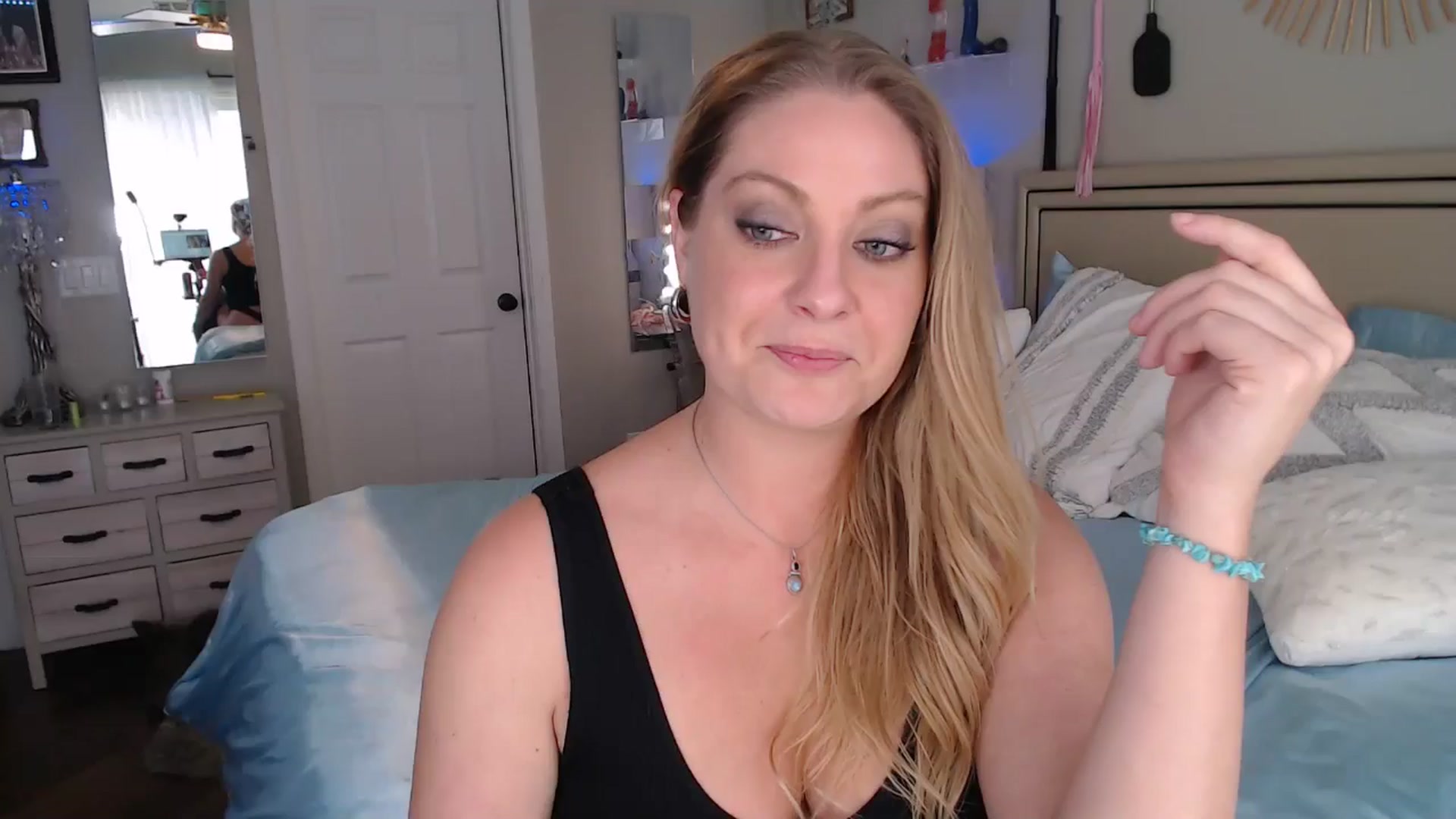Gallery image thumbnail from VeronicaOMG's myfreecams stream on, 06/18/2024, 01:39 image 13 of 20