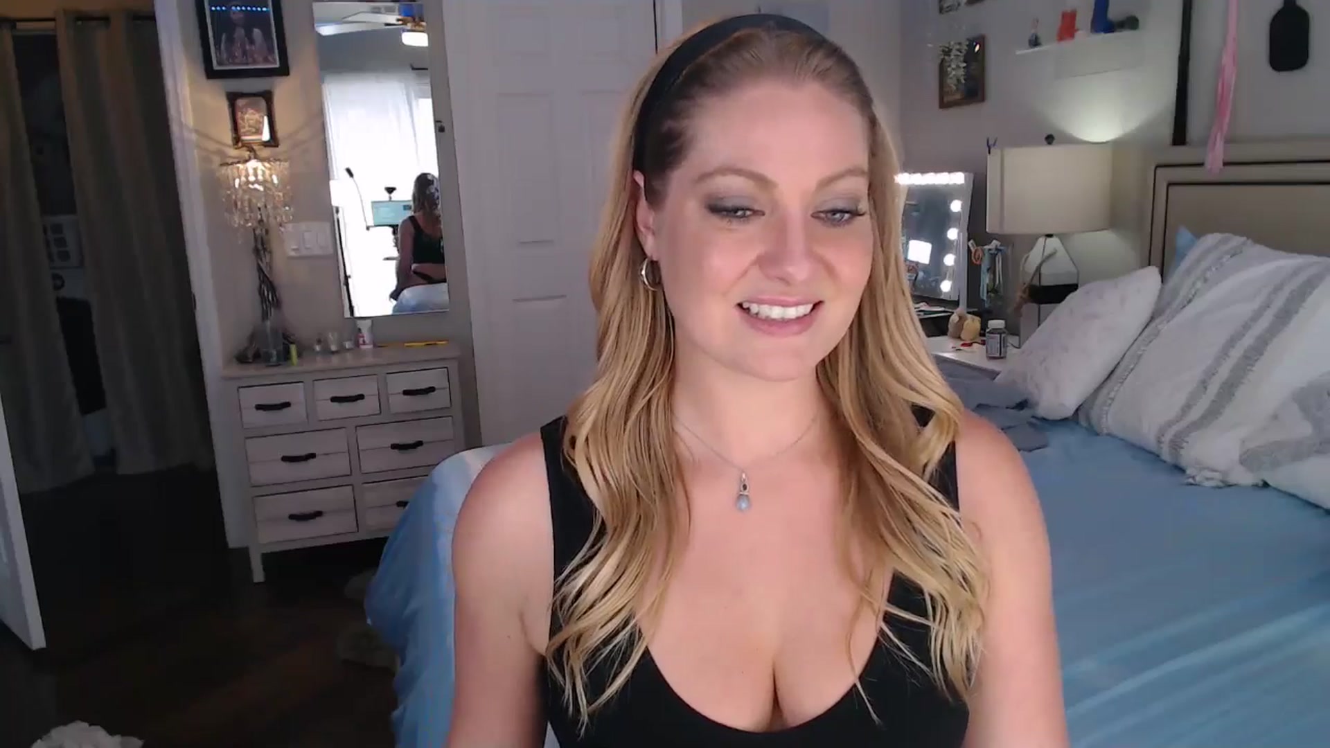Gallery image thumbnail from VeronicaOMG's myfreecams stream on, 06/18/2024, 01:39 image 3 of 20