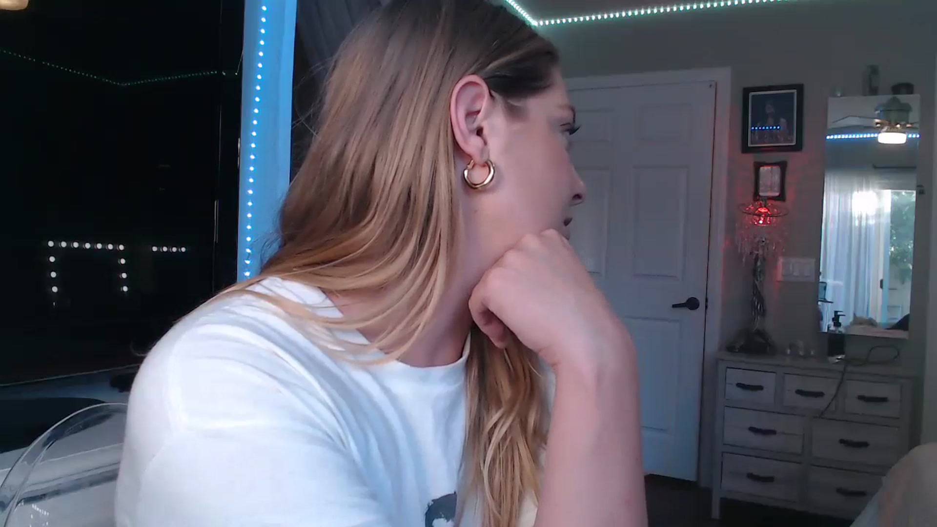 Gallery image thumbnail from VeronicaOMG's myfreecams stream on, 07/03/2024, 02:10 image 19 of 20