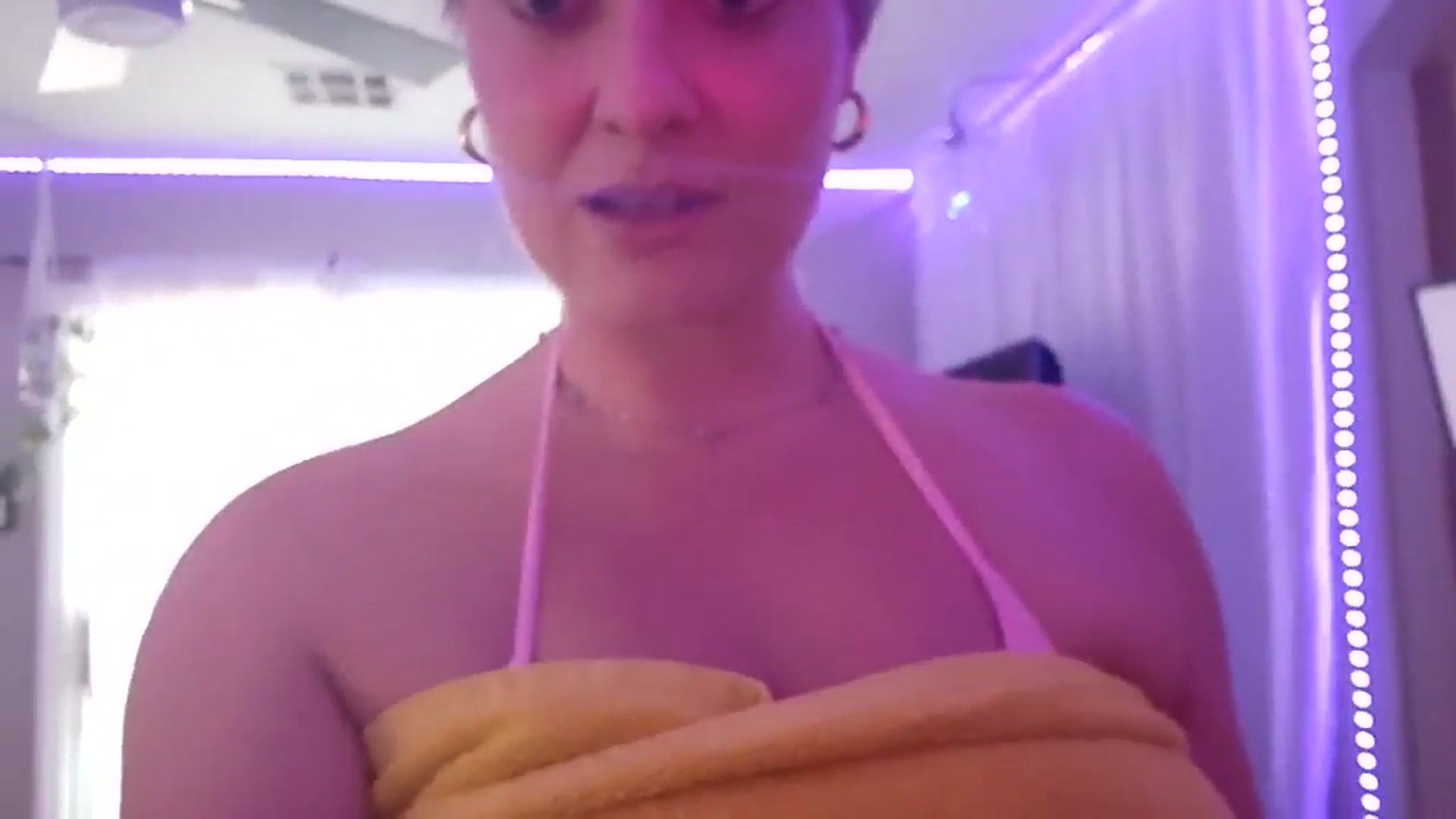 Gallery image thumbnail from VeronicaOMG's myfreecams stream on, 07/17/2024, 20:19 image 12 of 20