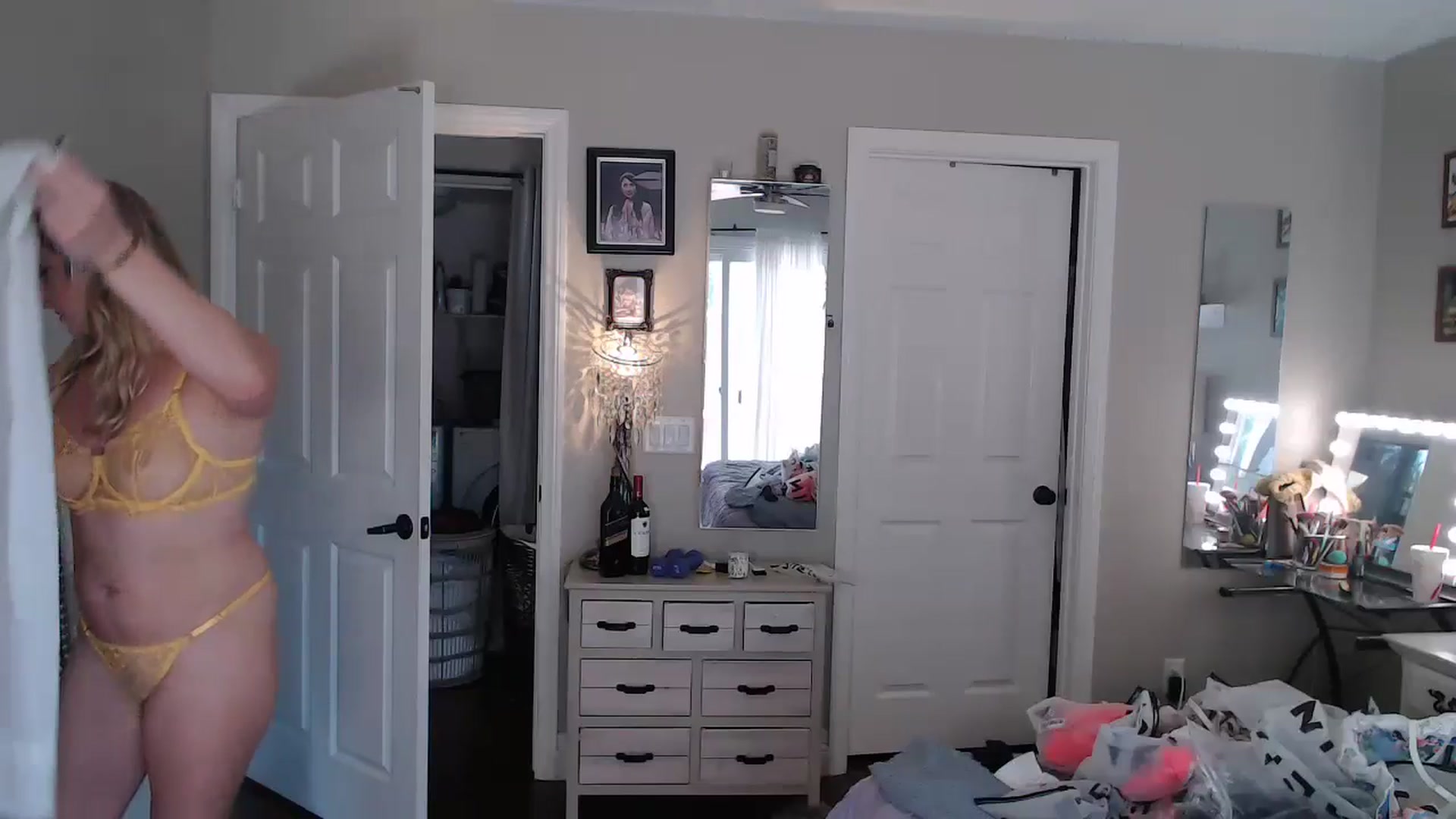 Gallery image thumbnail from VeronicaOMG's myfreecams stream on, 07/21/2024, 24:28 image 3 of 20