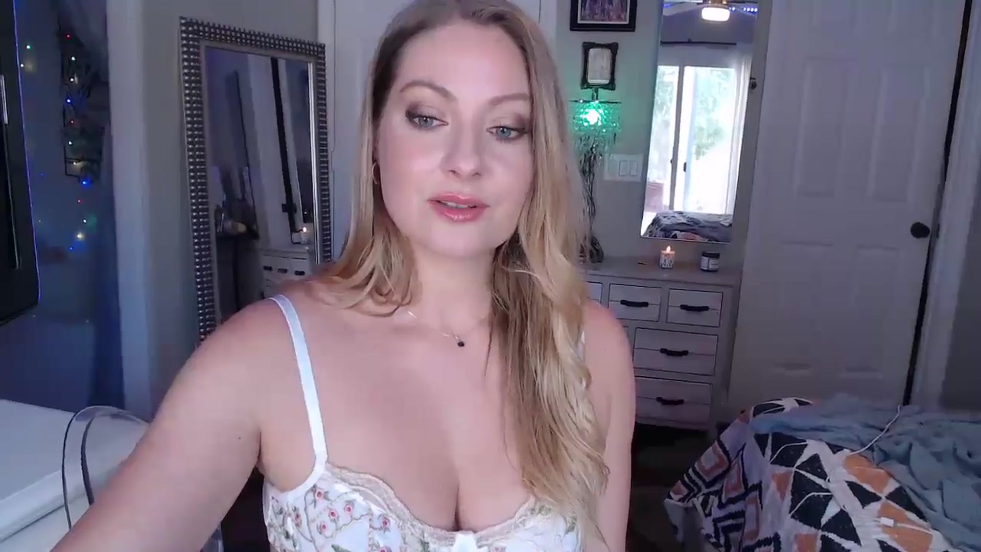 Gallery image thumbnail from VeronicaOMG's myfreecams stream on, 07/21/2024, 20:19 image 6 of 20