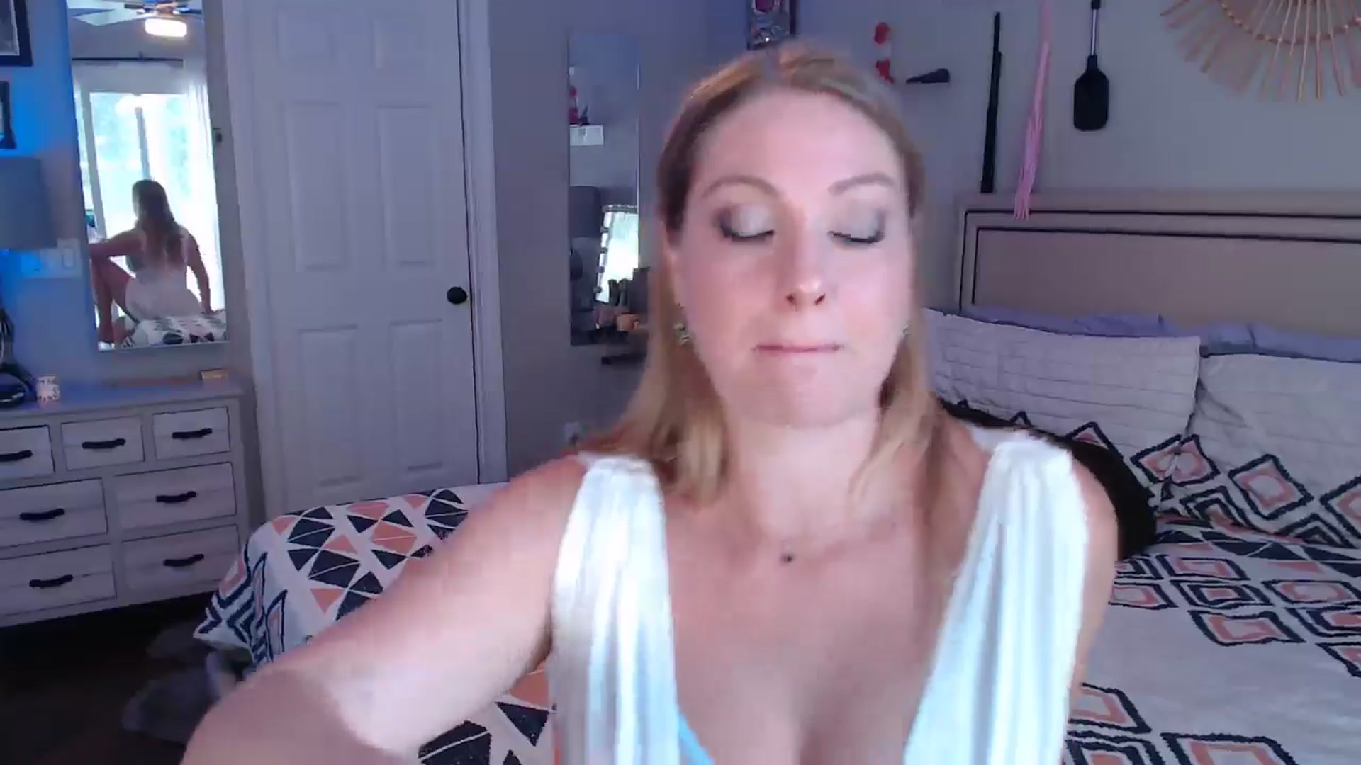 Gallery image thumbnail from VeronicaOMG's myfreecams stream on, 07/27/2024, 17:55 image 5 of 20