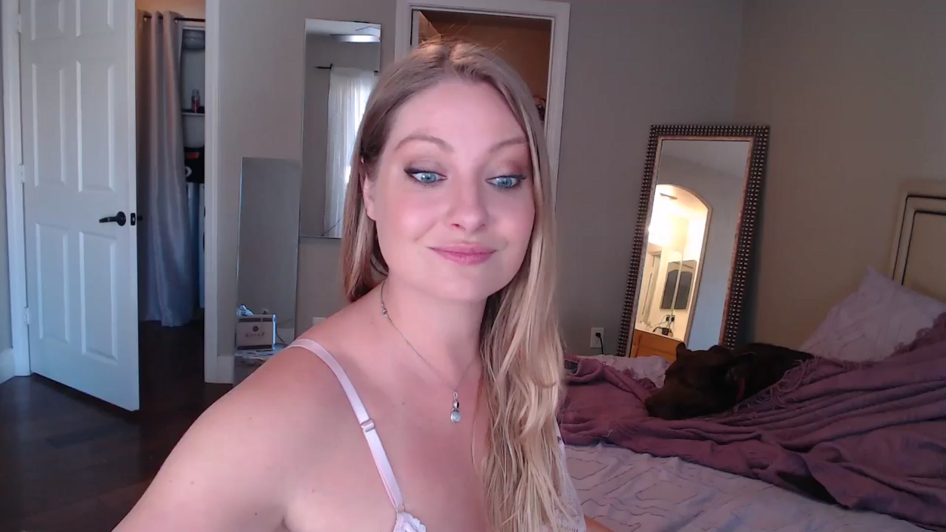 Gallery image thumbnail from VeronicaOMG's myfreecams stream on, 09/19/2024, 21:41 image 1 of 20