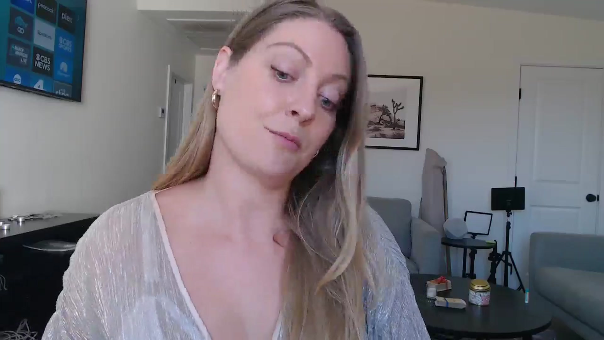 Gallery image thumbnail from VeronicaOMG's myfreecams stream on, 10/17/2024, 19:13 image 16 of 20