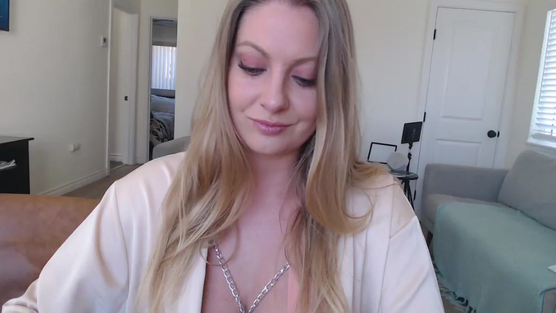Gallery image thumbnail from VeronicaOMG's myfreecams stream on, 10/29/2024, 21:07 image 1 of 20