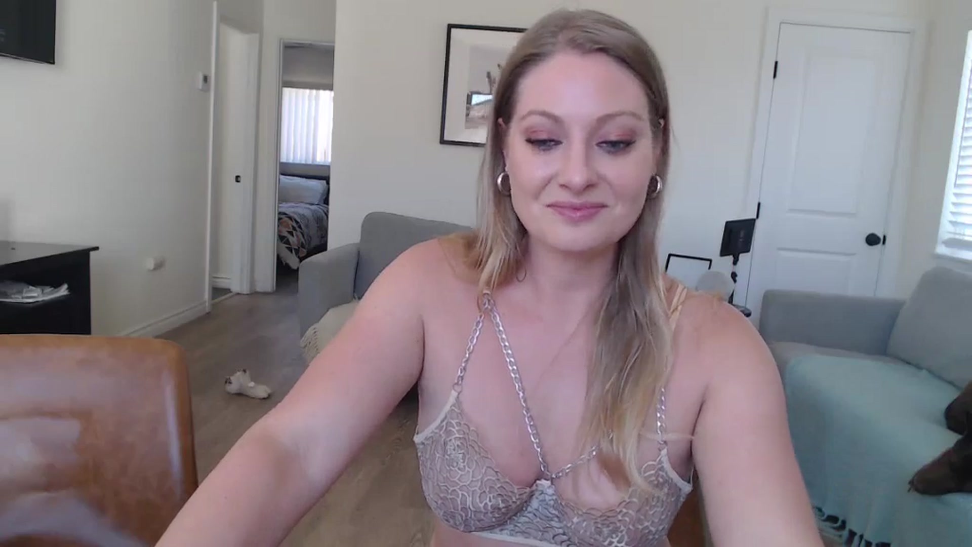 Gallery image thumbnail from VeronicaOMG's myfreecams stream on, 10/29/2024, 21:07 image 4 of 20