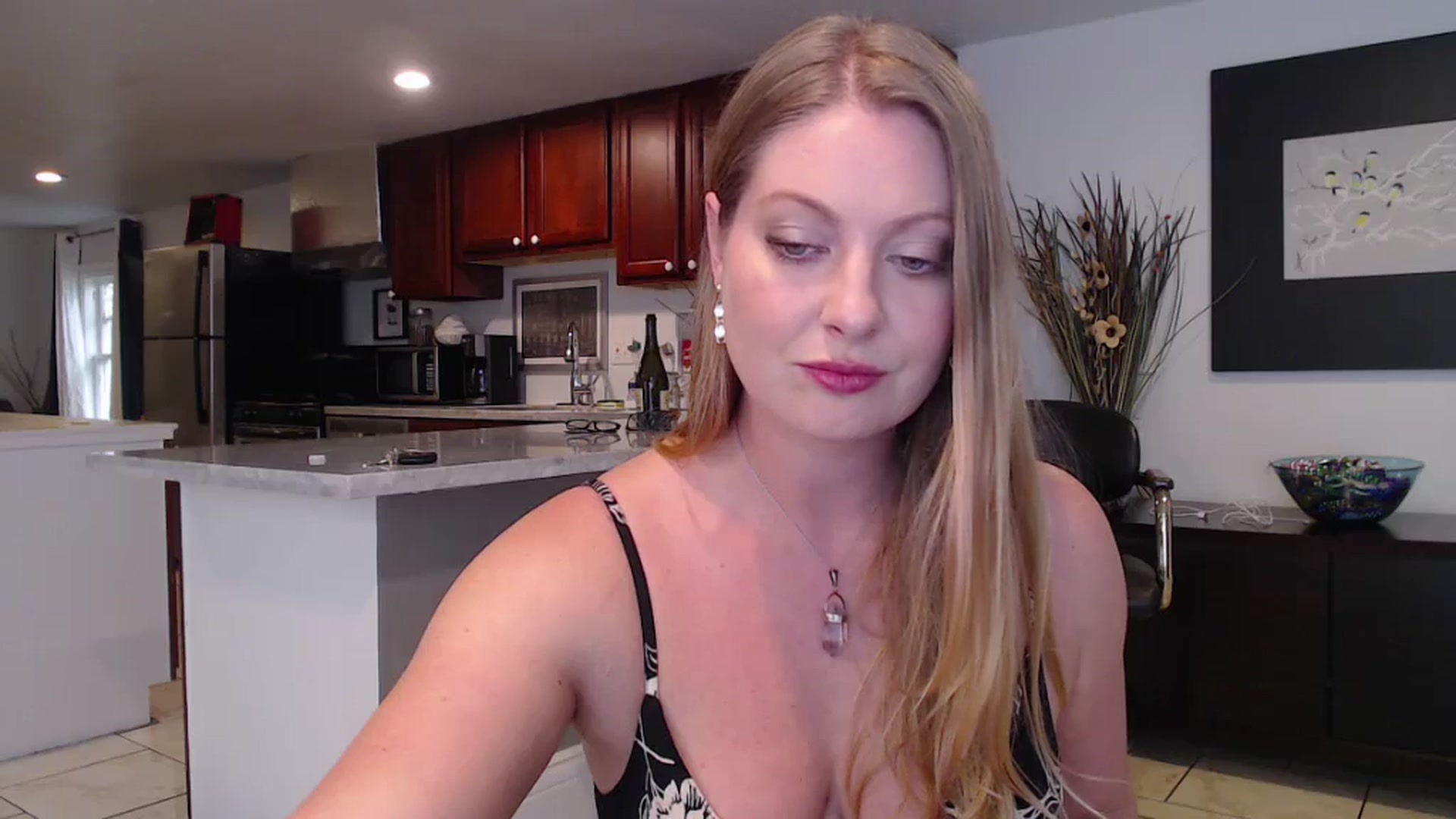 Gallery image thumbnail from VeronicaOMG's myfreecams stream on, 11/19/2024, 18:55 image 8 of 20