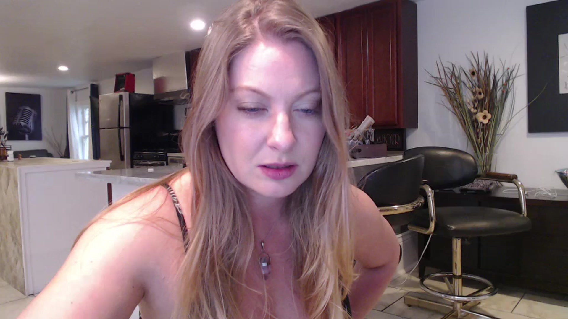 Gallery image thumbnail from VeronicaOMG's myfreecams stream on, 11/19/2024, 21:14 image 11 of 20