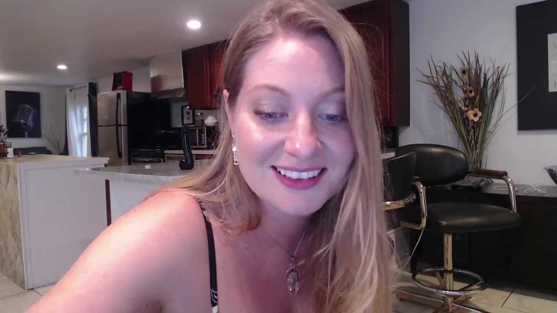 Gallery image thumbnail from VeronicaOMG's myfreecams stream on, 11/19/2024, 21:14 image 10 of 20