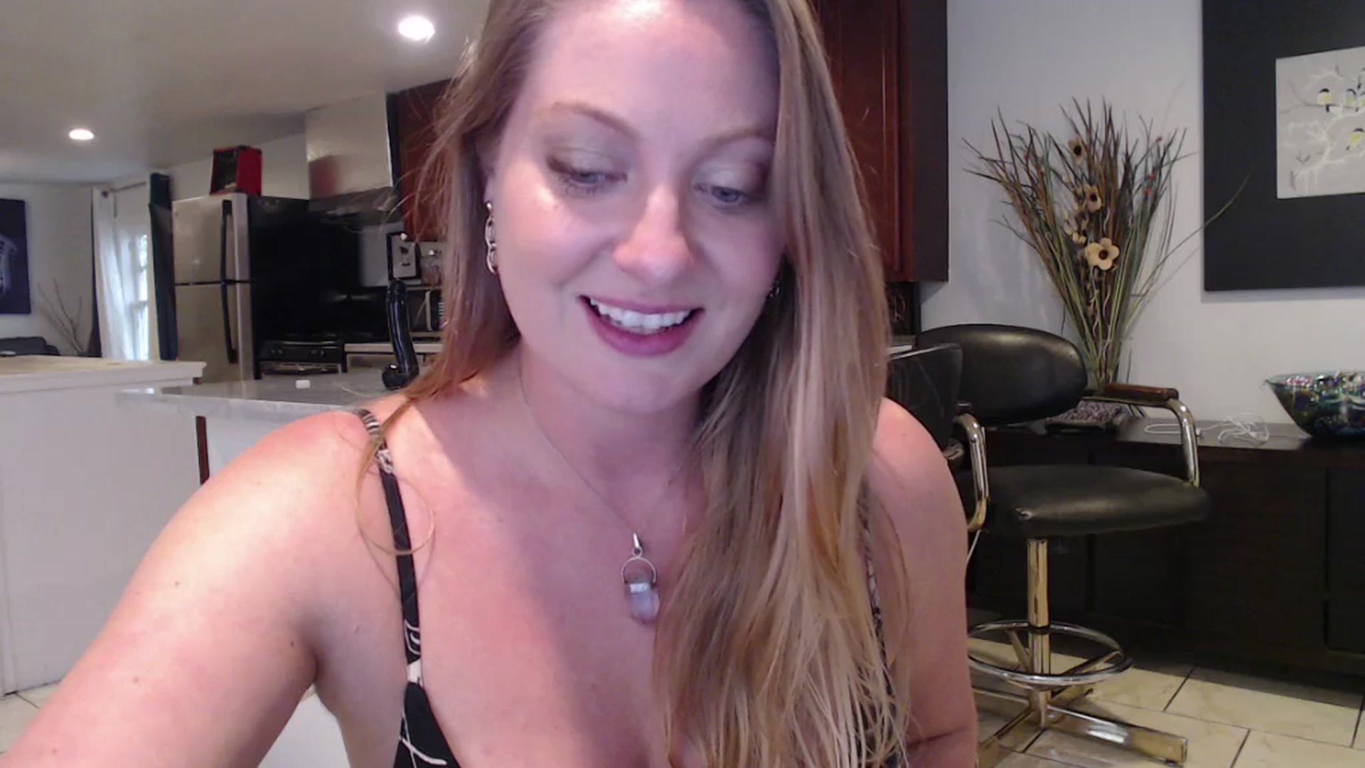 Gallery image thumbnail from VeronicaOMG's myfreecams stream on, 11/19/2024, 21:14 image 18 of 20