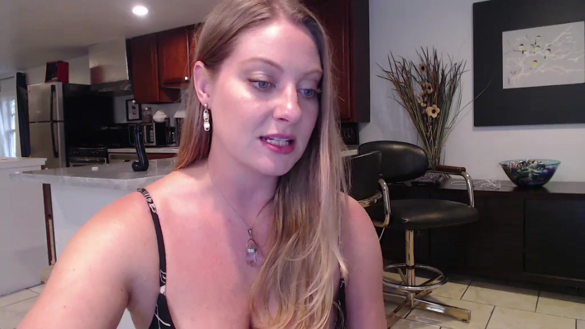 Gallery image thumbnail from VeronicaOMG's myfreecams stream on, 11/19/2024, 21:14 image 4 of 20