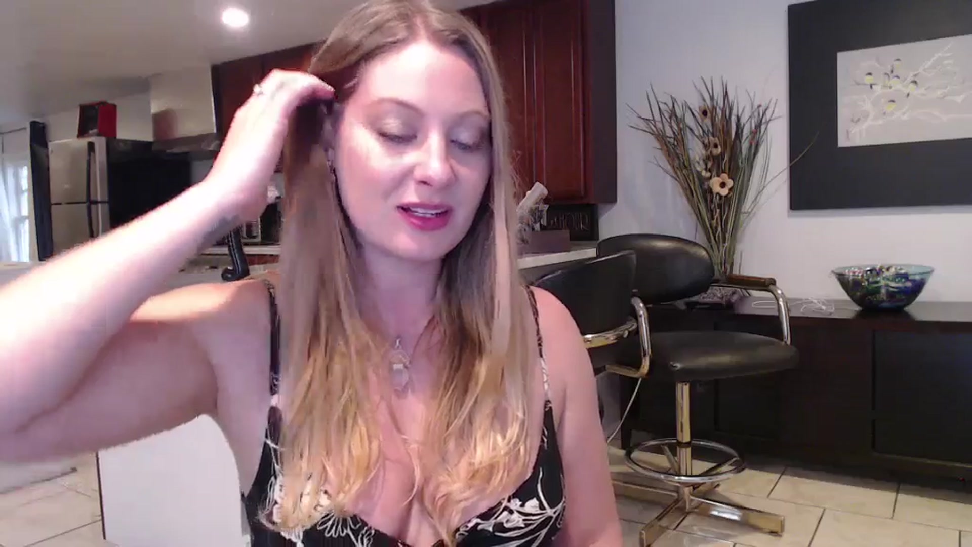 Gallery image thumbnail from VeronicaOMG's myfreecams stream on, 11/19/2024, 21:14 image 5 of 20