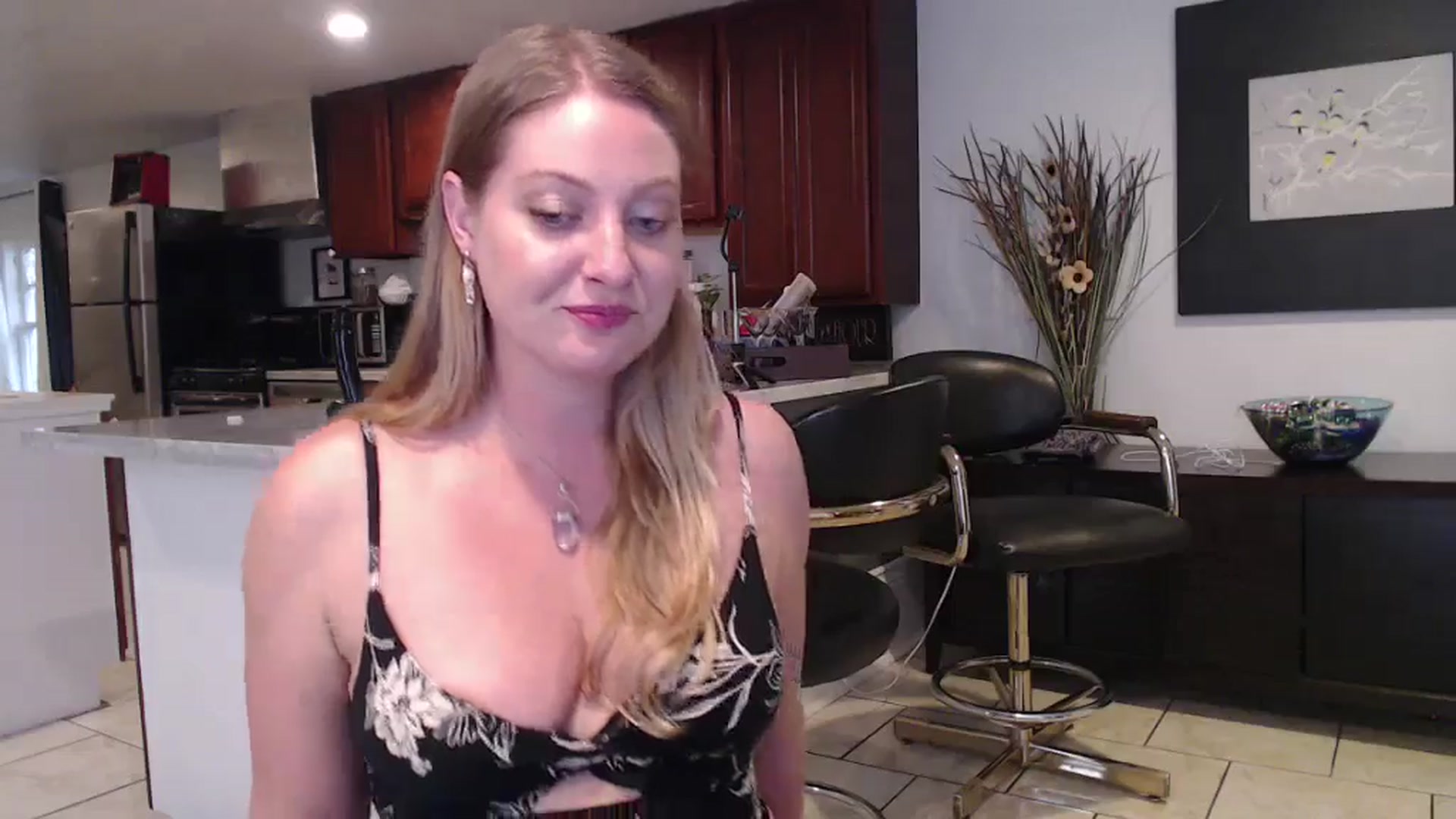 Gallery image thumbnail from VeronicaOMG's myfreecams stream on, 11/19/2024, 21:14 image 3 of 20